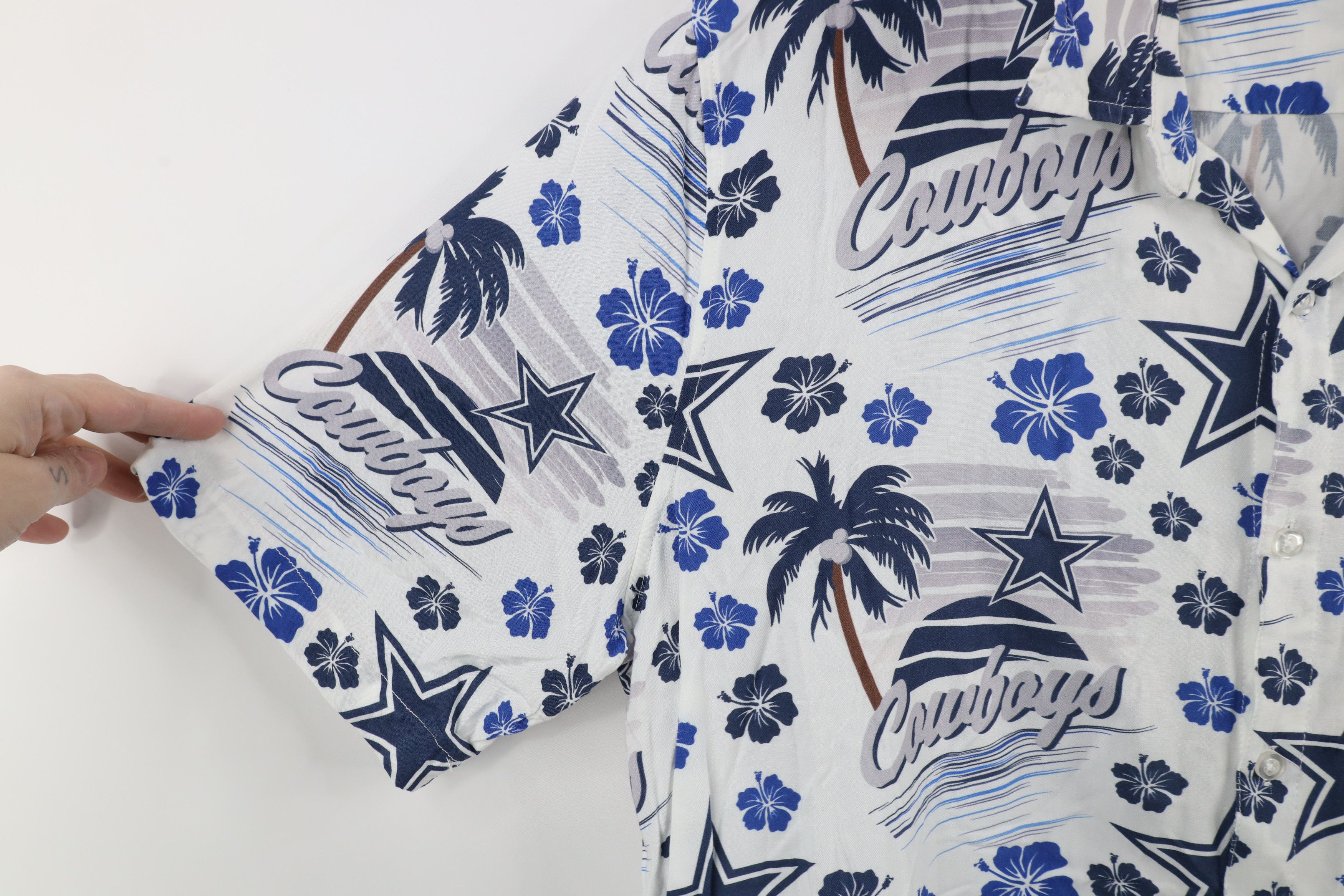 Vintage Vintage NFL All Over Print Cowboys Hawaiian Button Shirt Size US XL / EU 56 / 4 - 5 Thumbnail