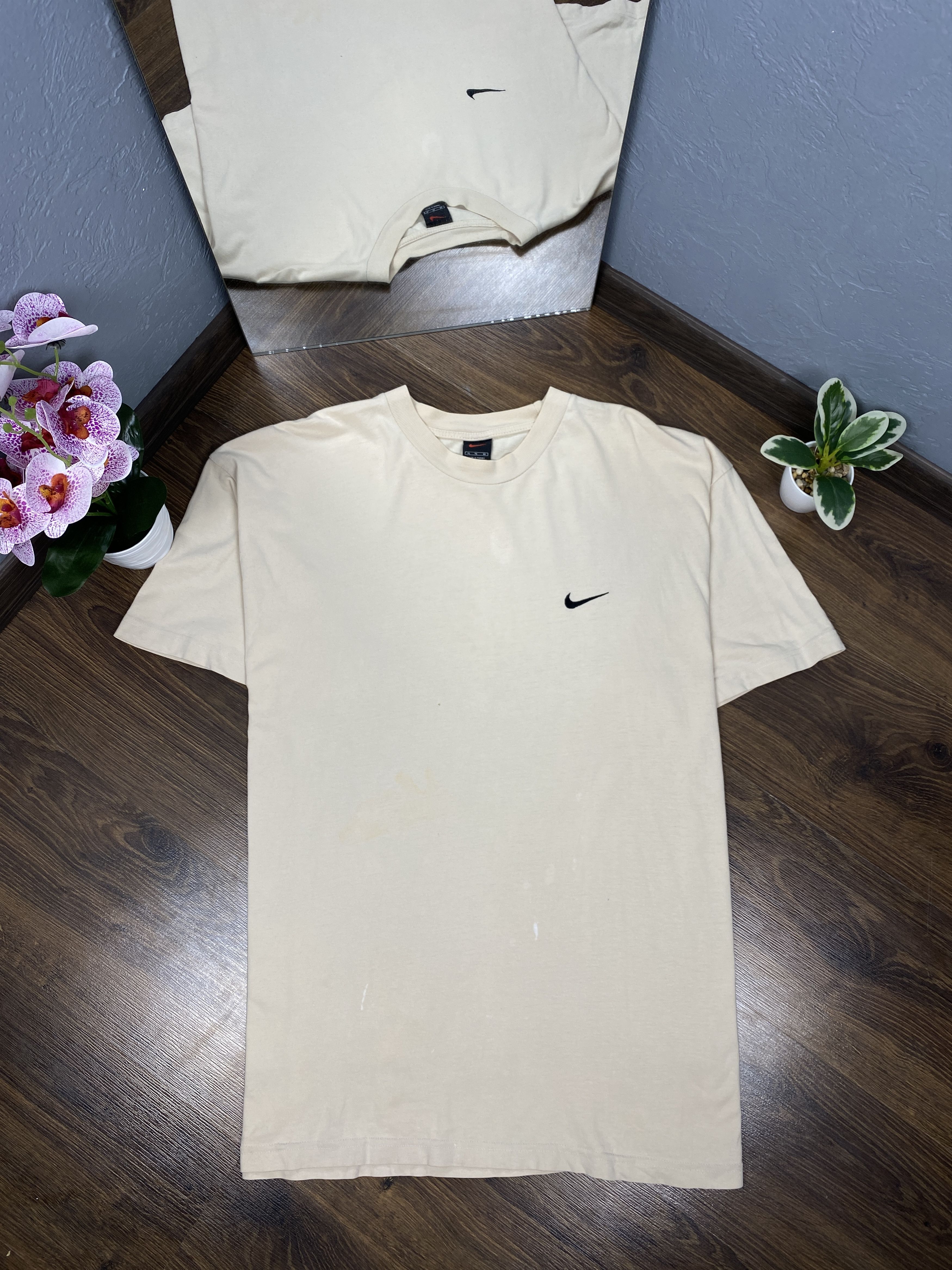 Nike Nike Vintage mini swoosh distreseed t-shirt y2k Size US XL / EU 56 / 4 - 1 Thumbnail