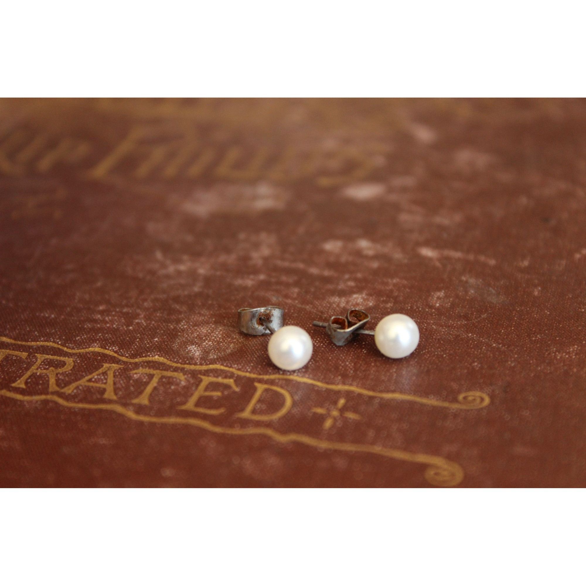 Vintage Vintage Earrings, White Faux Pearl Studs Size ONE SIZE - 4 Thumbnail