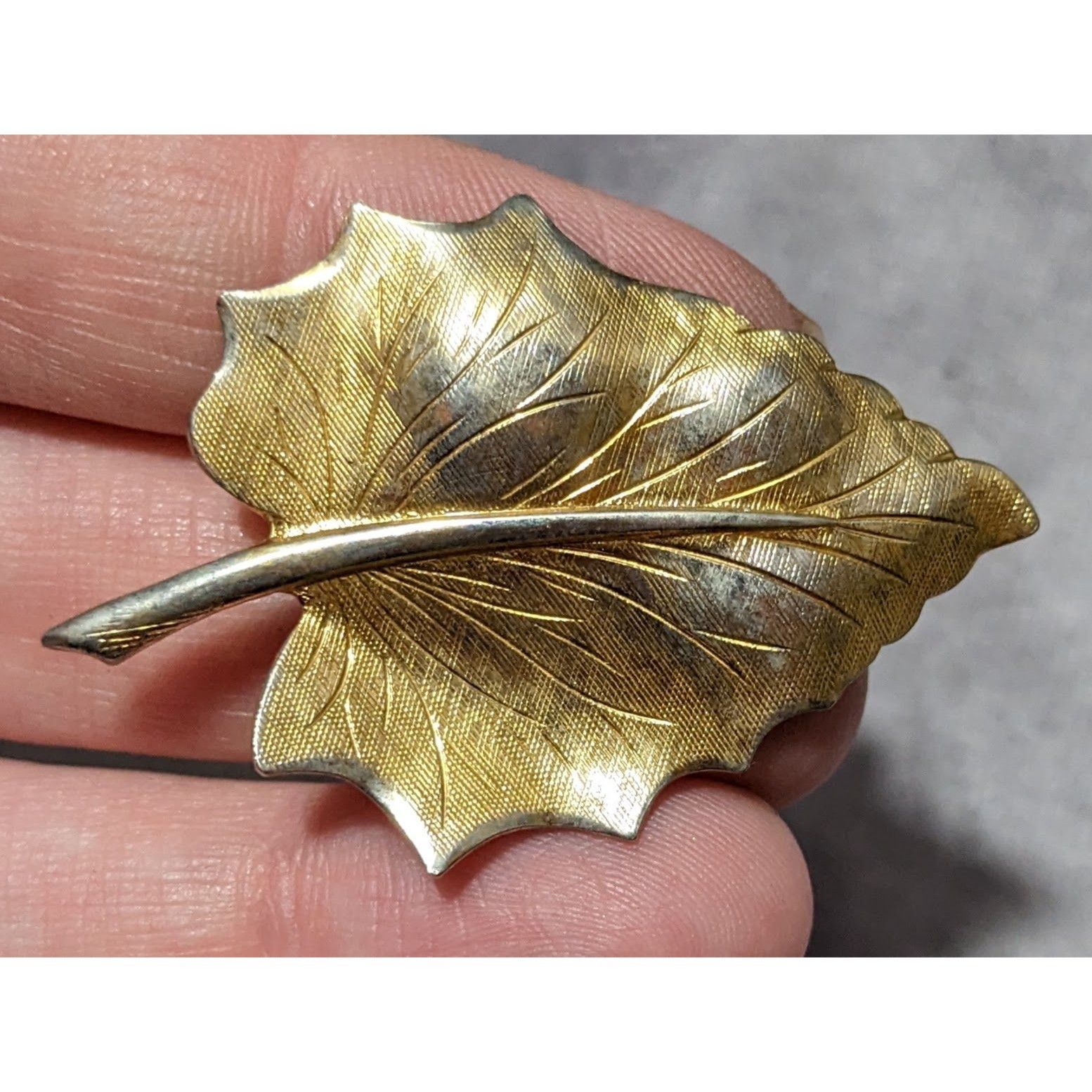 Other Vintage Etched Gold Tone Textured Leaf Brooch Size ONE SIZE - 5 Thumbnail