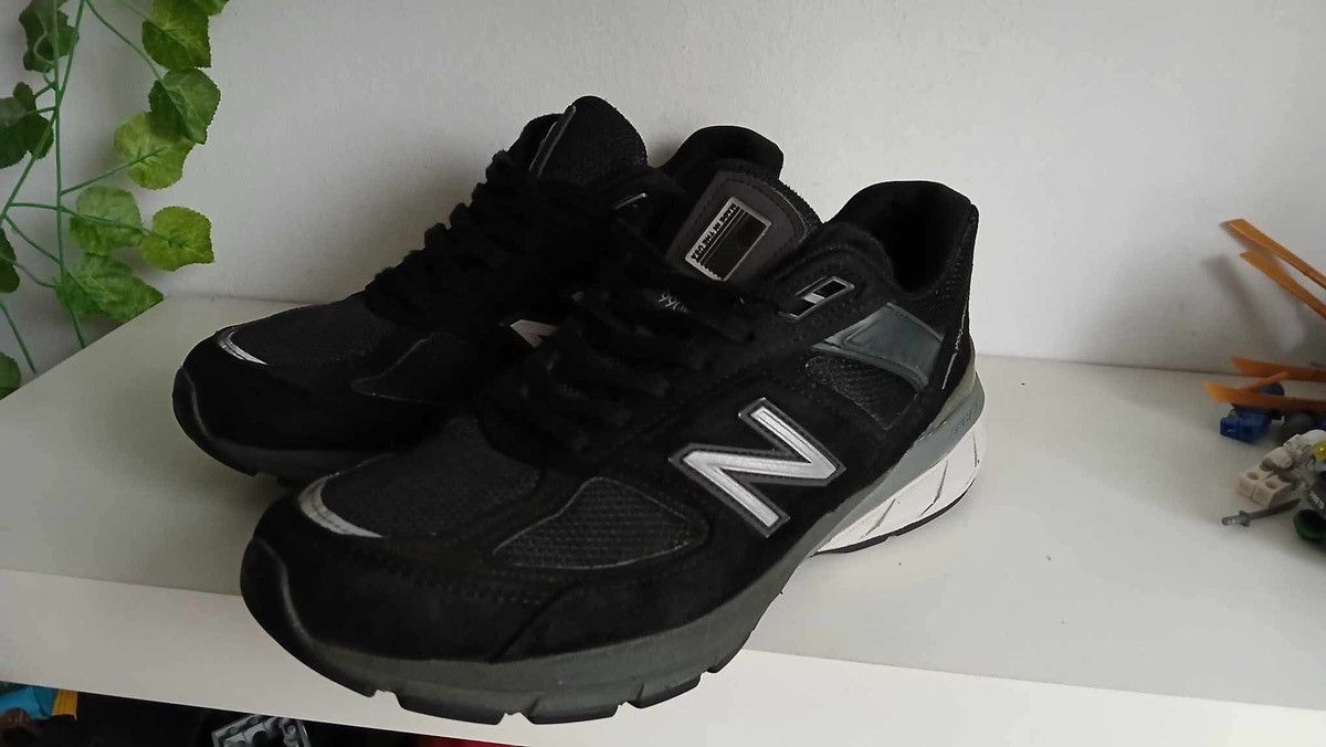 New Balance New Balance 990 V5 size 9 sneakers Size US 9 / EU 42 - 1 Thumbnail