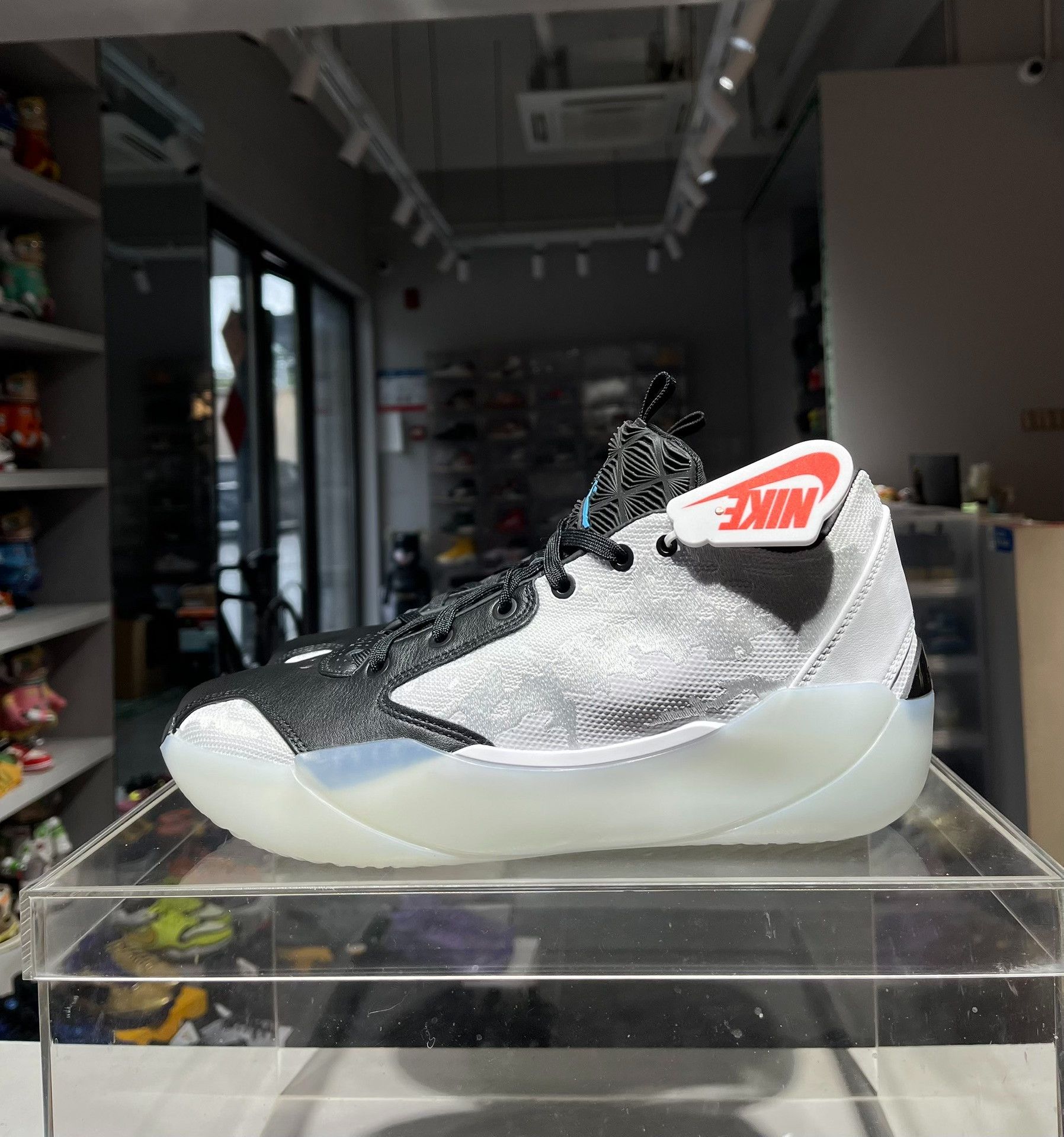 Nike Nike White Lowtop Sneakers 39 Men Size US 6.5 / EU 39-40 - 1 Thumbnail