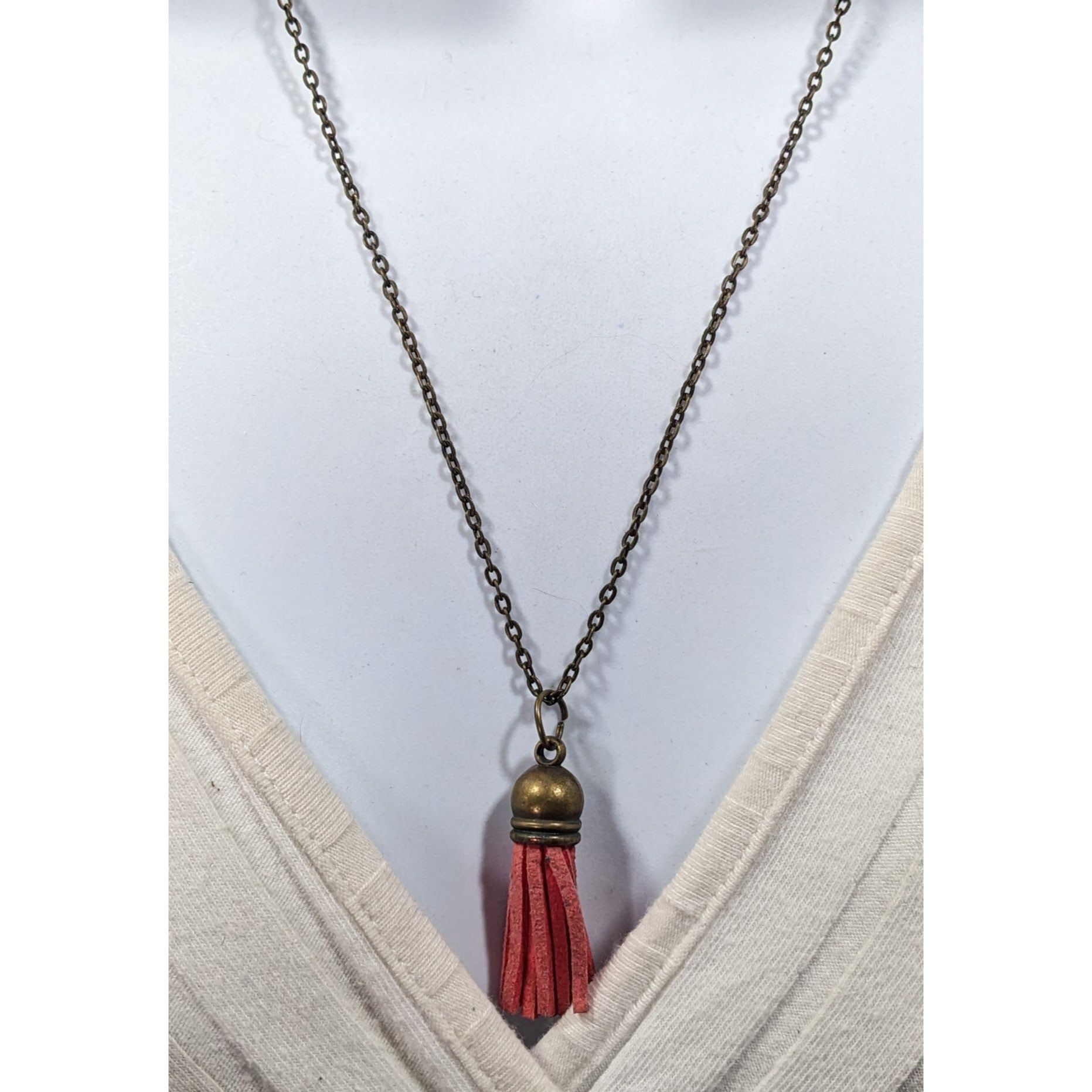 Other Quirky Antiqued Gold Tone Chain Red Tassel Necklace Size ONE SIZE - 2 Thumbnail