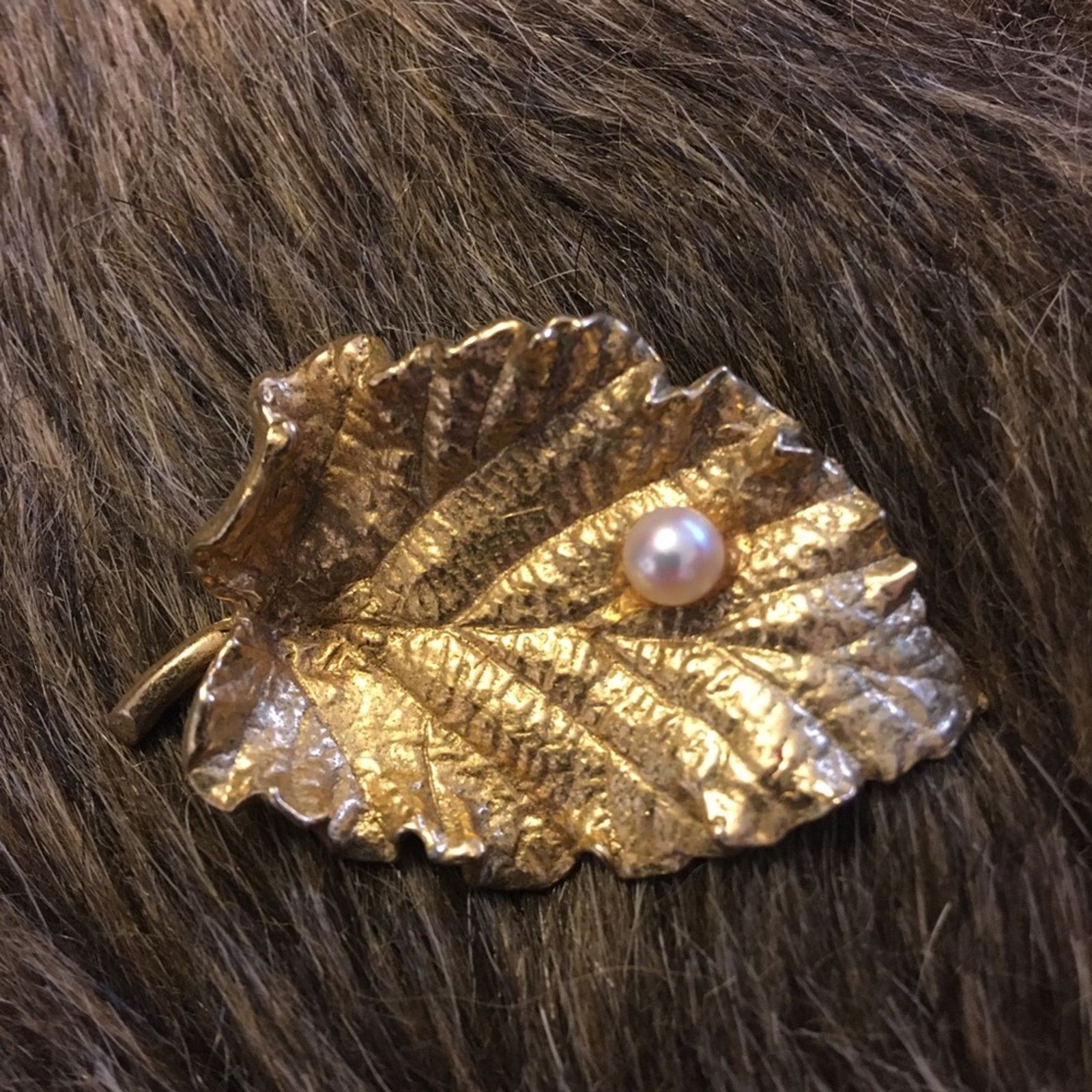 Vintage Vintage 70s gold tone leaf pearl accent brooch Size ONE SIZE - 1 Thumbnail