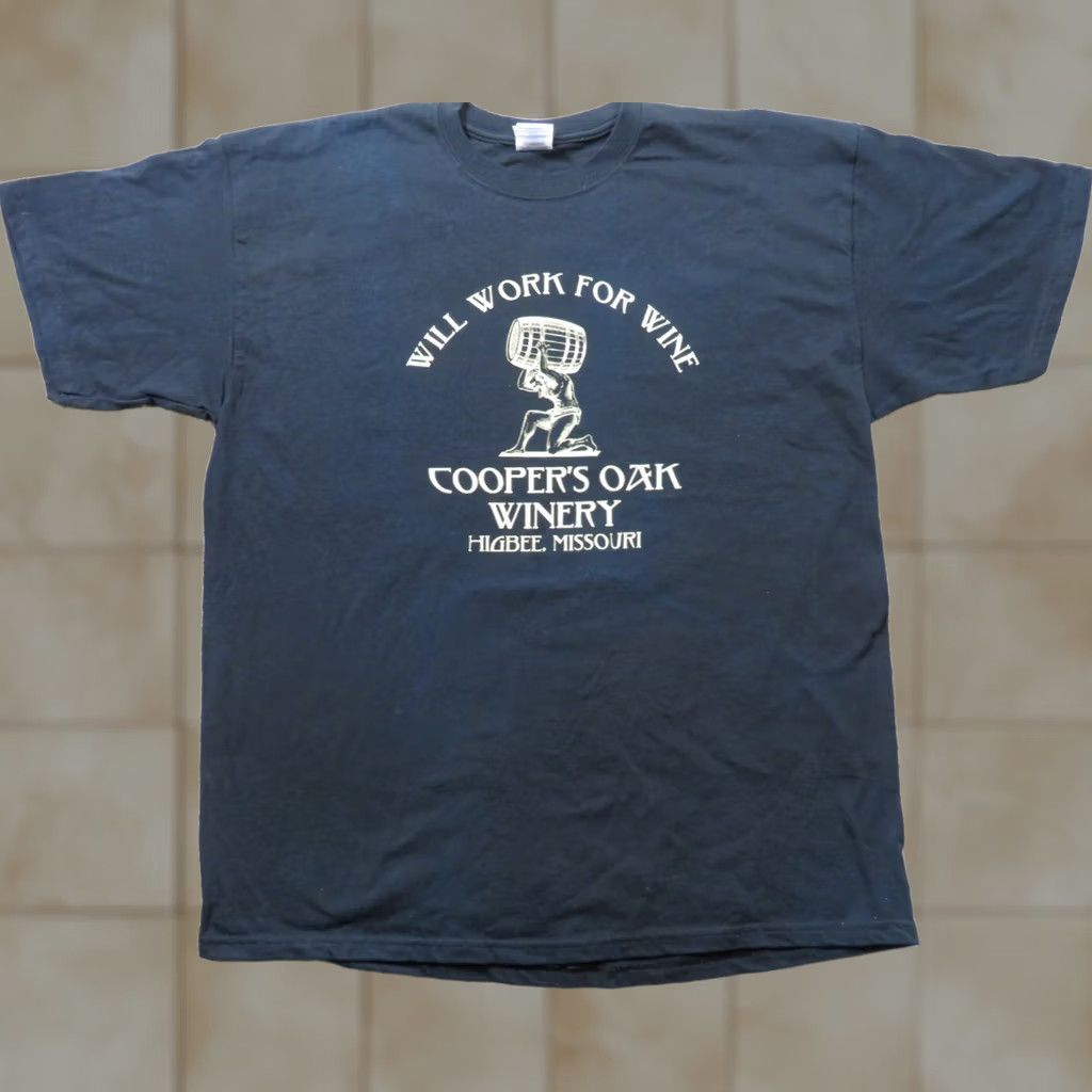 Hanes Hanes T-Shirt Men XL Black Snoopy Bar Drinking Coopers Oak Winery Higbee MO USA Holiday Retro USA 2000s Vintage? Size US XL / EU 56 / 4 - 1 Thumbnail