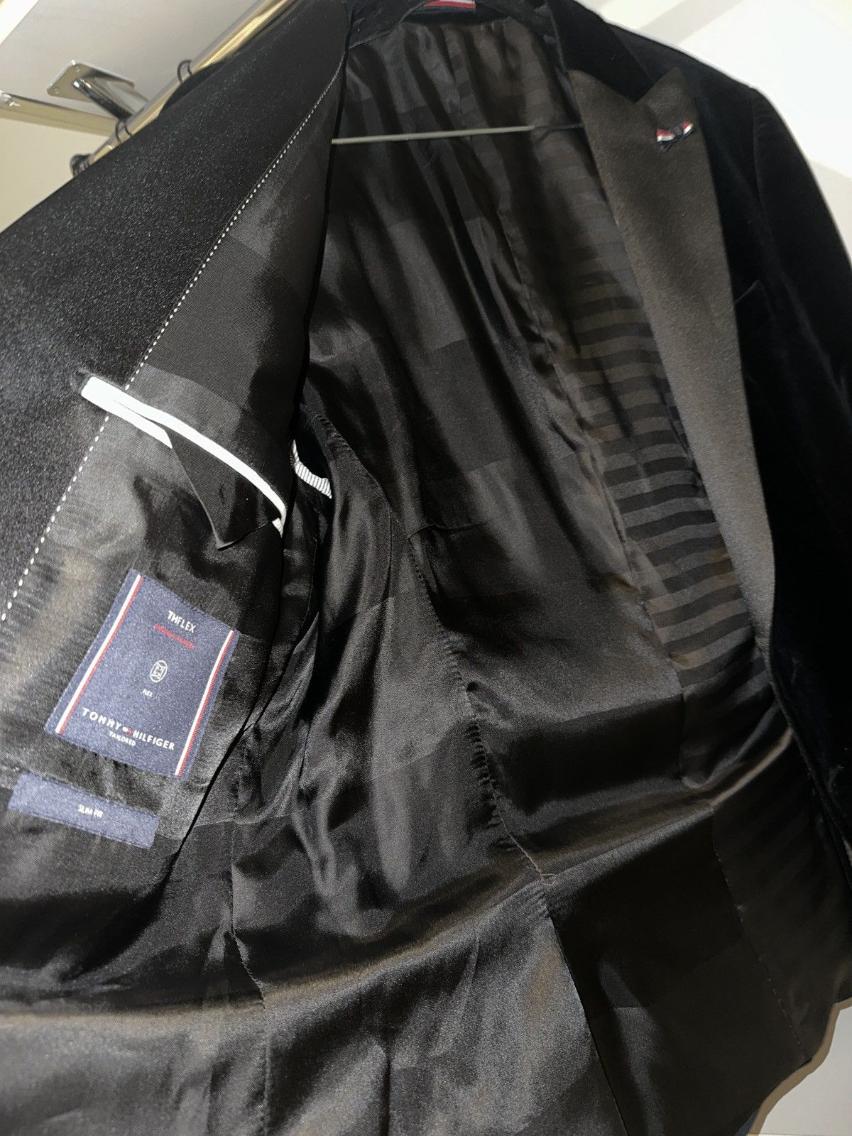 Tommy Hilfiger Tommy Hilfiger Flex Velvet Tuxedo Suit 44 Size 44R - 4 Thumbnail