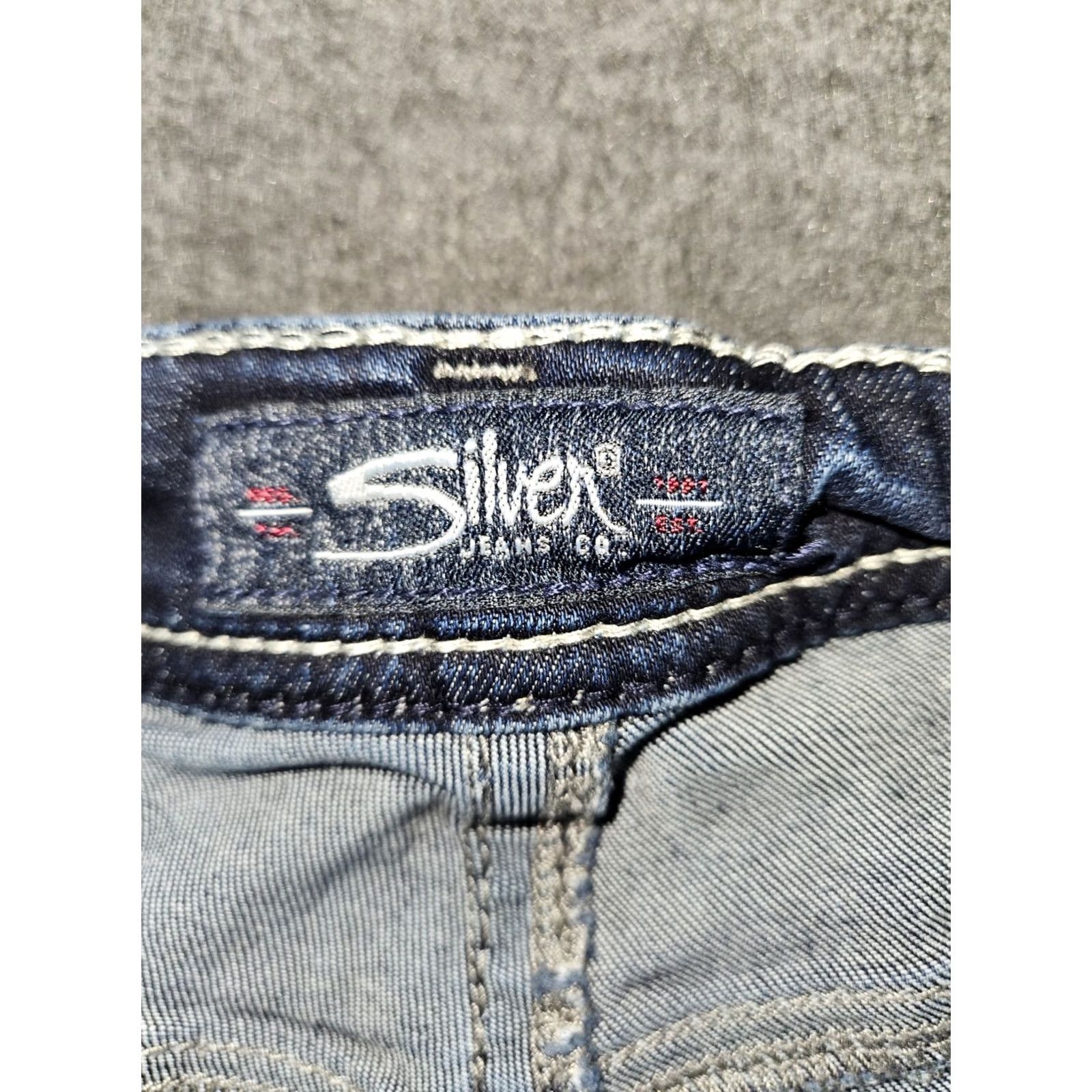 Silver Jeans Co. VINTAGE Silver Jeans Capri Jeans Women 28 Low Rise Blue Denim Distressed Preppy Logo Embroidered Pockets Crop 24in Inseam Mens Women Girls Boys Size 28" / US 6 / IT 42 - 2 Thumbnail