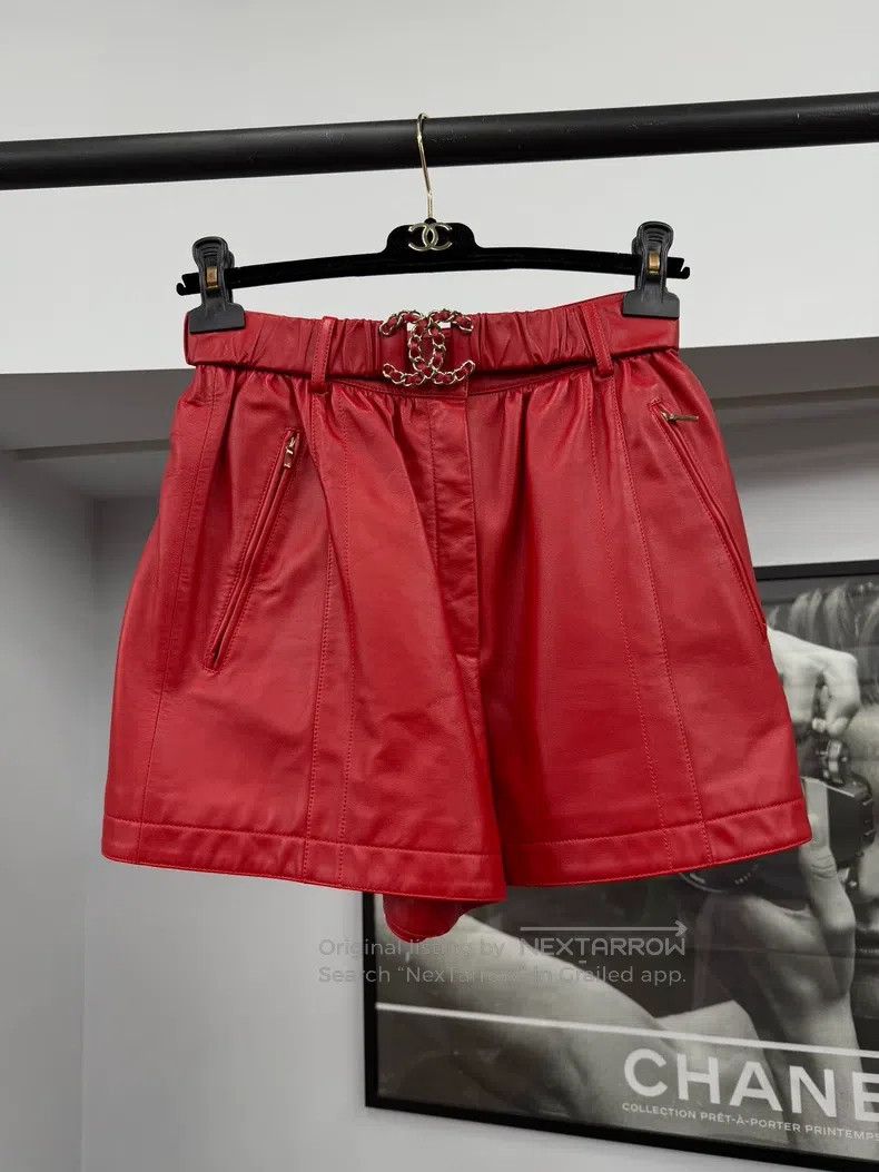 Chanel Chanel Red sheepskin shorts Size 24" / US 00 / IT 34 - 1 Thumbnail