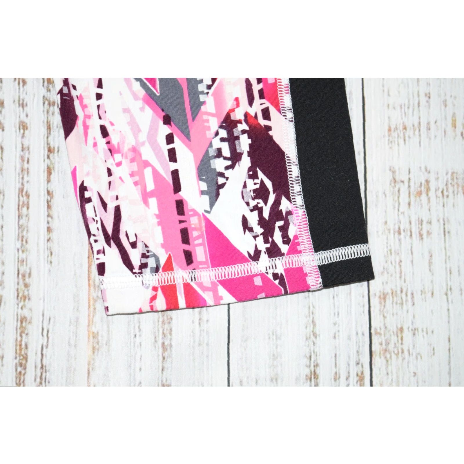 Victoria's Secret EUC VICTORIAS SECRET SPORT VSX KNOCKOUT LEGGINGS PINK GEOMETRIC SIZE SMALL CAPRI Size 28" / US 6 / IT 42 - 4 Thumbnail