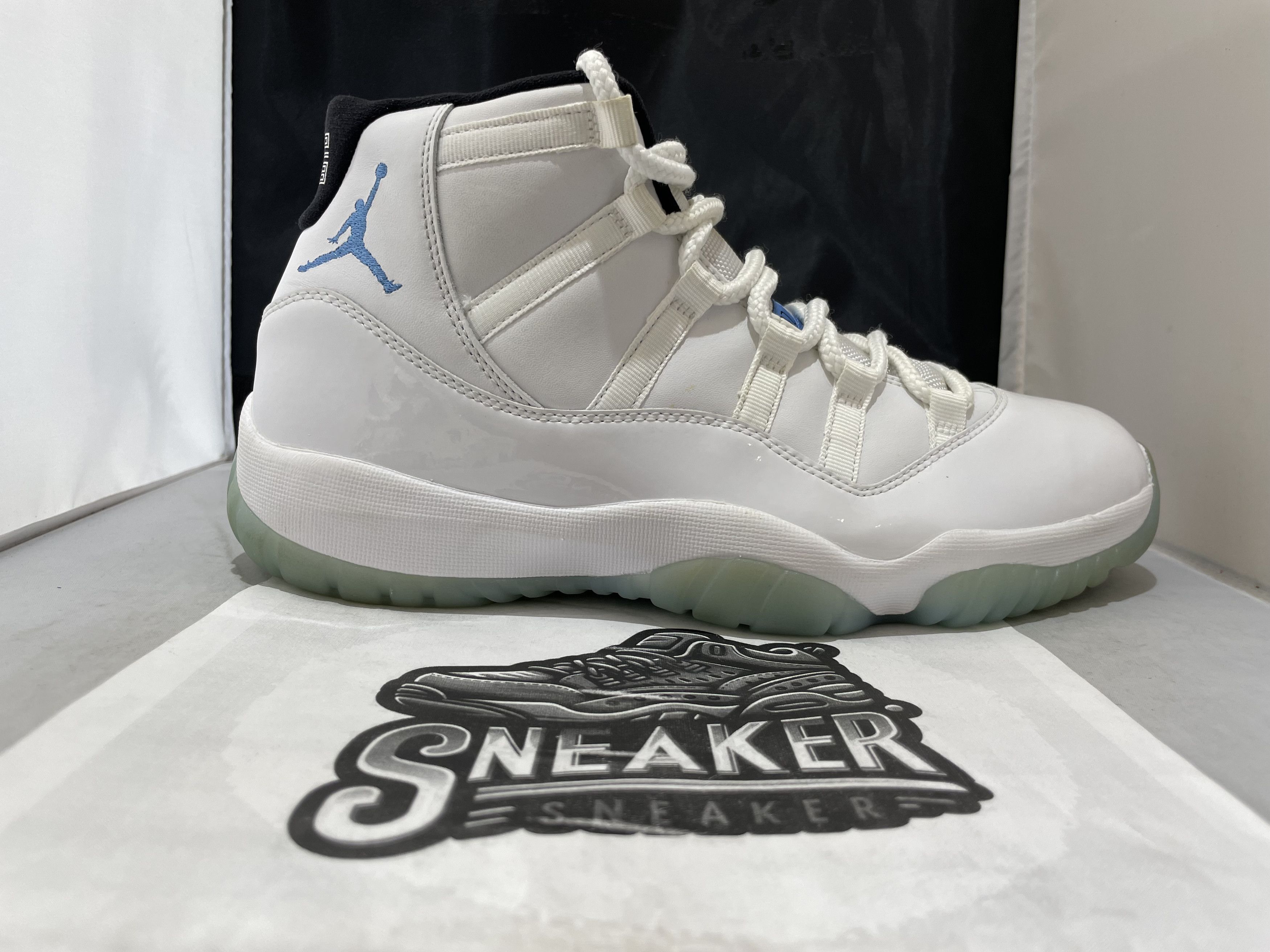 Jordan Brand Air Jordan 11 Retro 'White/Legend Blue-Black' 378037 117 Size US 9.5 / EU 42-43 - 1 Thumbnail