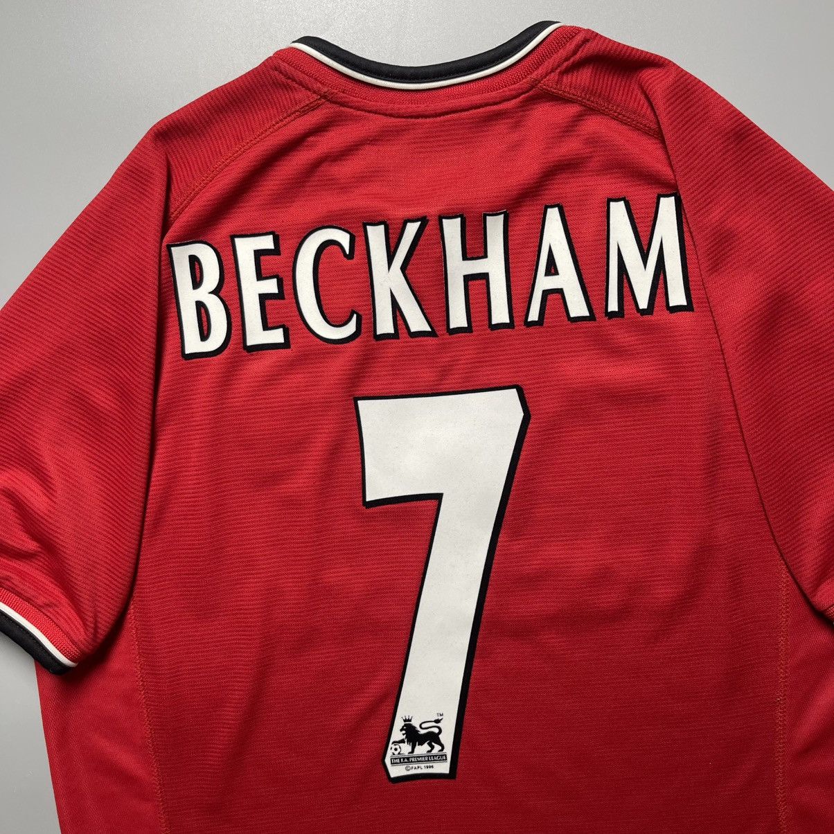 Vintage MAN UNITED UMBRO 2000/2001 FOOTBALL HOME JERSEY #7 BECKHAM Size US M / EU 48-50 / 2 - 11 Thumbnail
