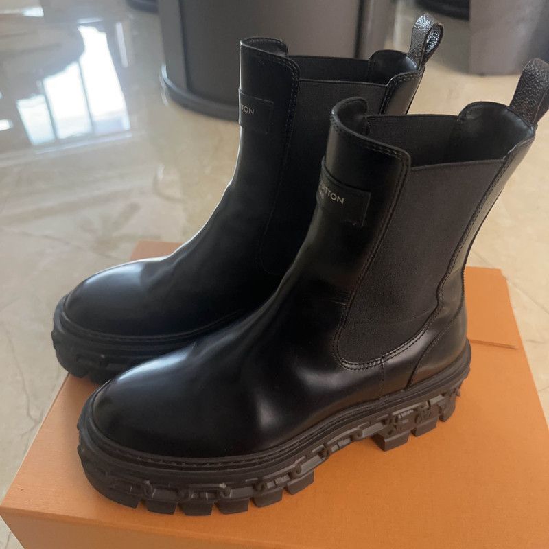 Louis Vuitton Louis Vuitton Black Leather Chelsea Boots 0079 Size US 8 / EU 41 - 1 Thumbnail