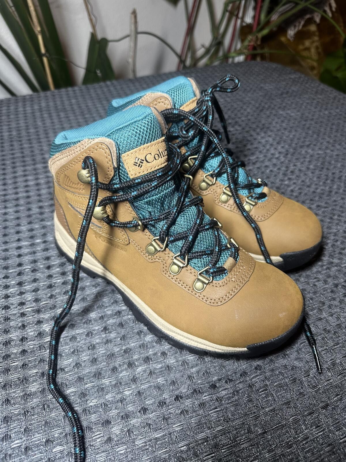 Columbia Columbia Hiking Boots Tan and Blue Size 7 Size ONE SIZE - 1 Thumbnail