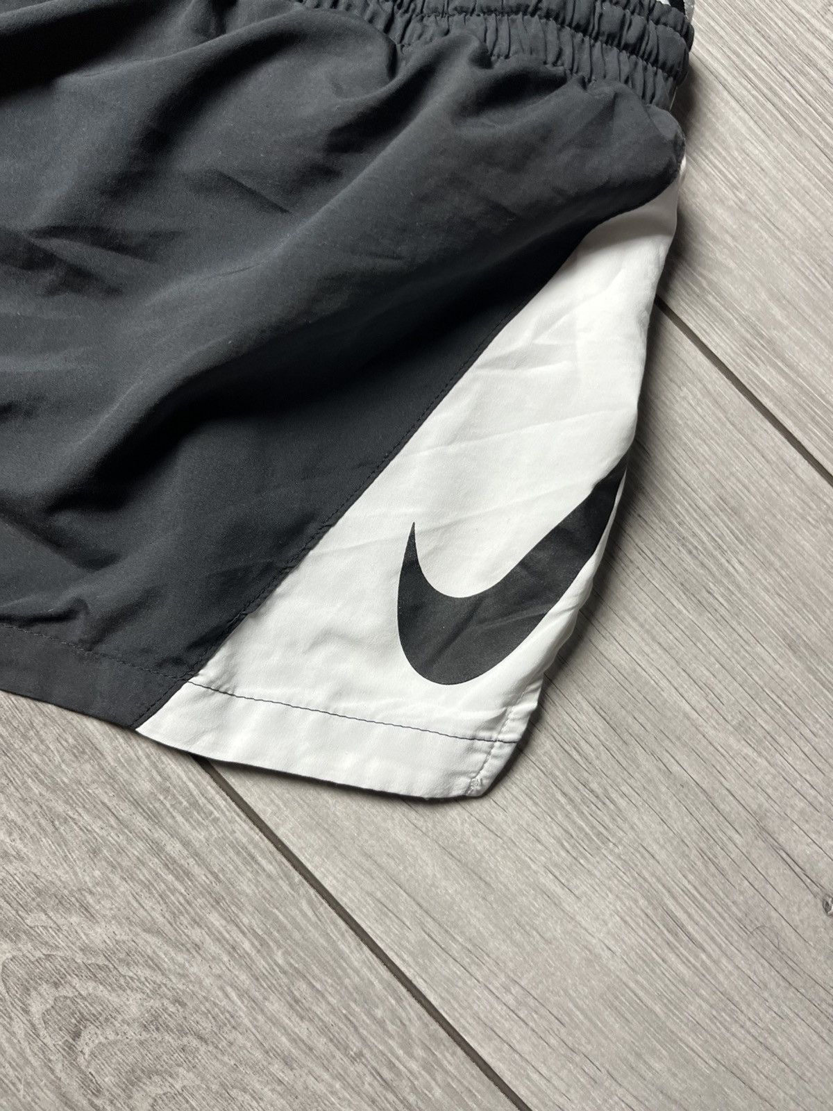 Nike Nike running shorts swoosh size Medium Size US 32 / EU 48 - 2 Thumbnail