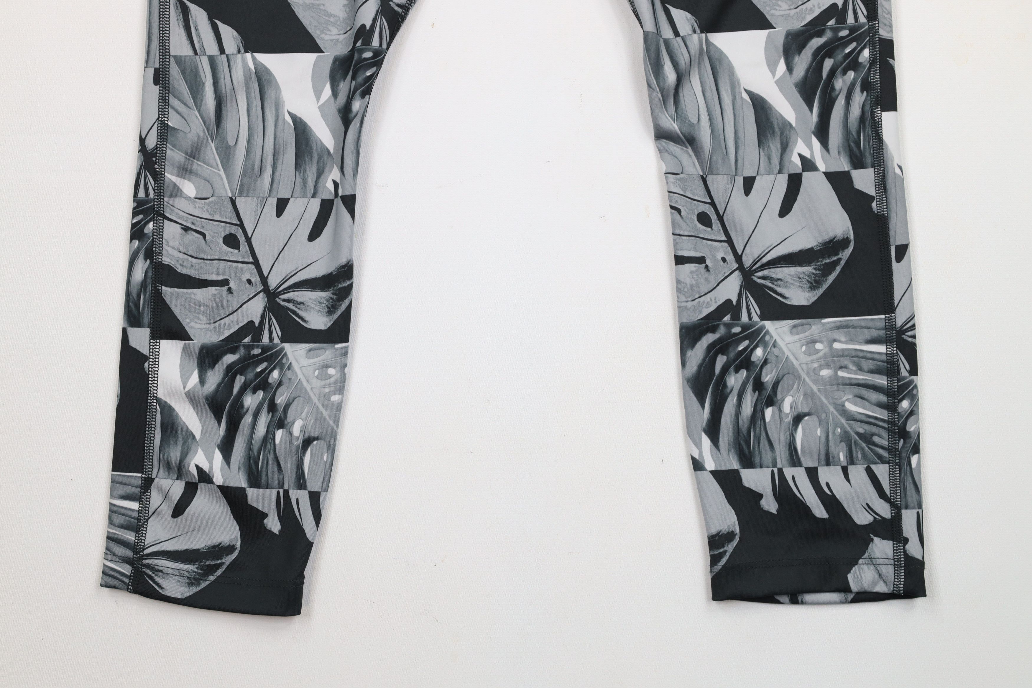 Nike × Vintage Nike Runway Graphic Leaf Cropped Gym Training Running Tights Size 26" / US 2 / IT 38 - 4 Thumbnail