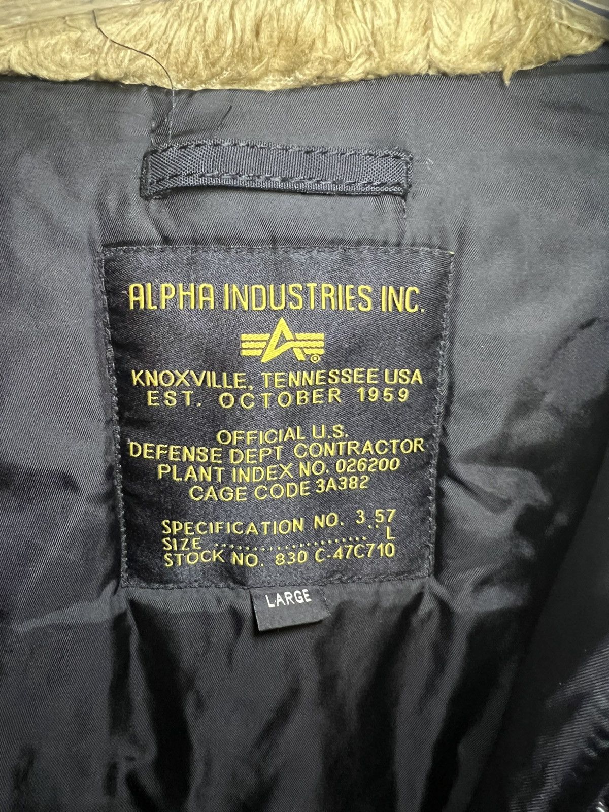 Alpha Industries Vintage Alpha Industries fur hood & patches bomber jacket Size US L / EU 52-54 / 3 - 3 Thumbnail