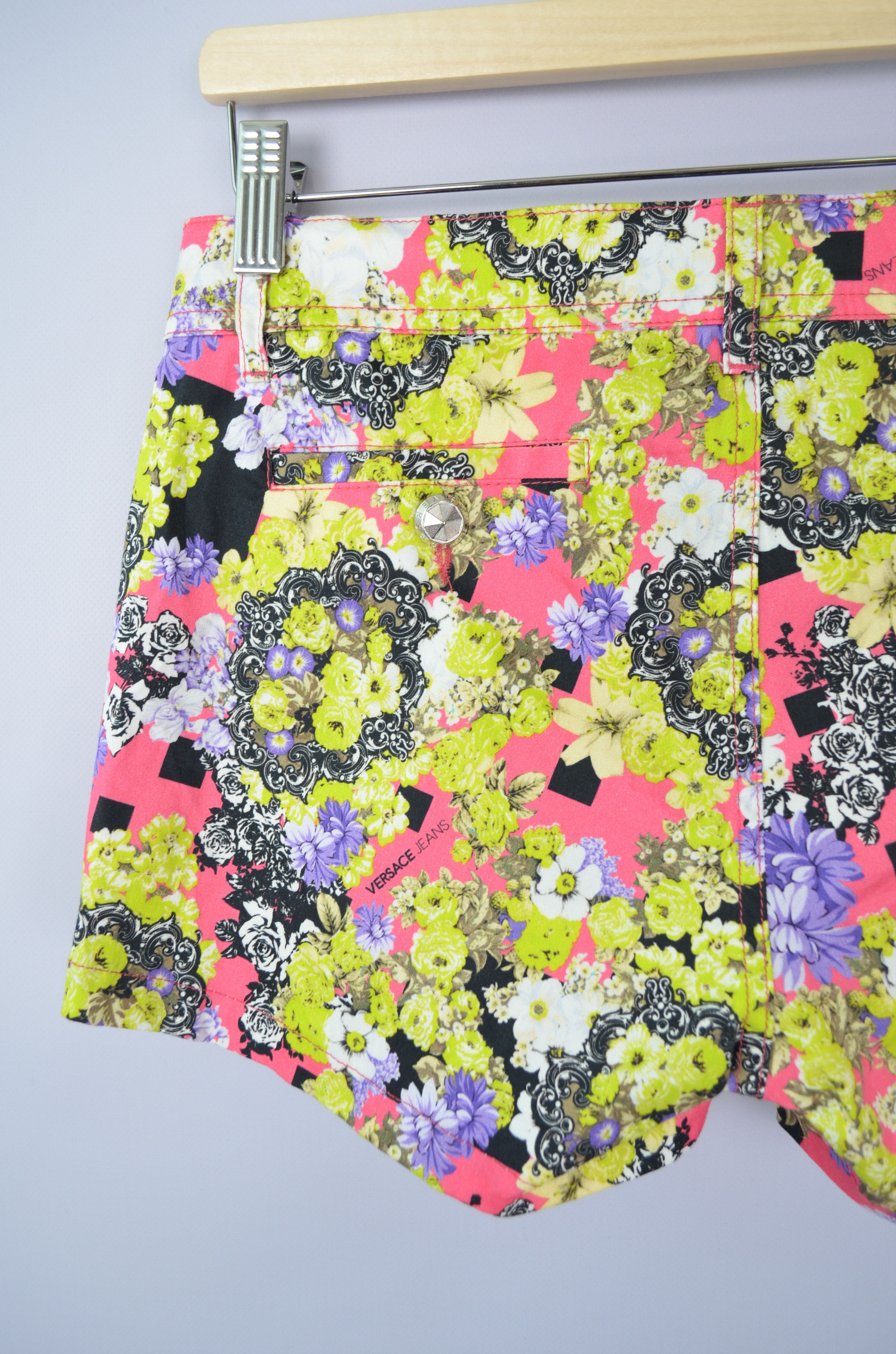 Versace × Versace Jeans Couture Versace Womens Mini Shorts Floral Print Size US6 / UK8 W28 Size 28" / US 6 / IT 42 - 11 Thumbnail