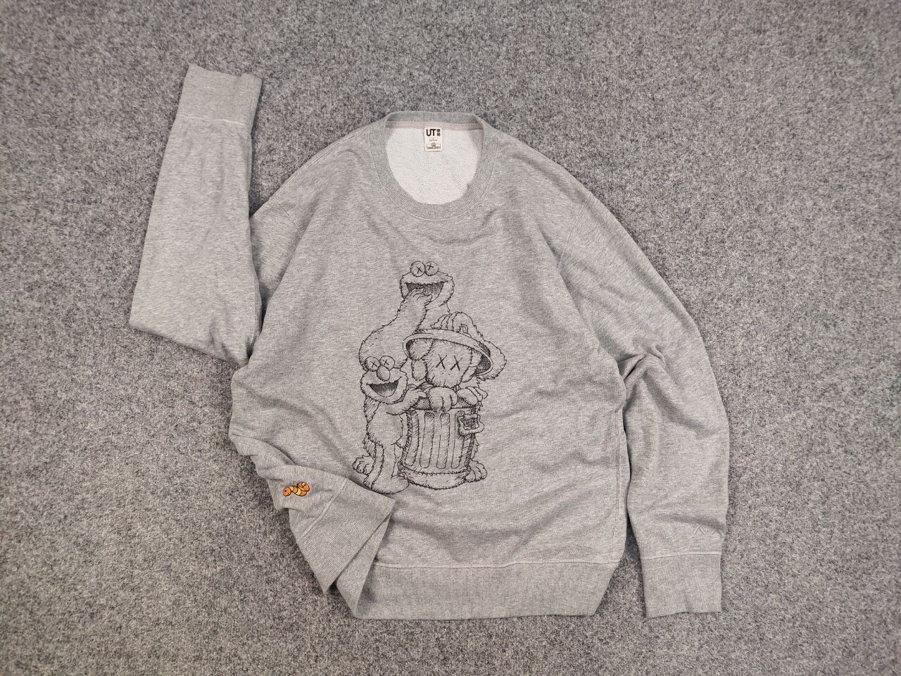 Kaws × Uniqlo Uniqlo x Kaws Sesame Street Logo Gray Crew Chek Sweatshirt Size US L / EU 52-54 / 3 - 14 Thumbnail