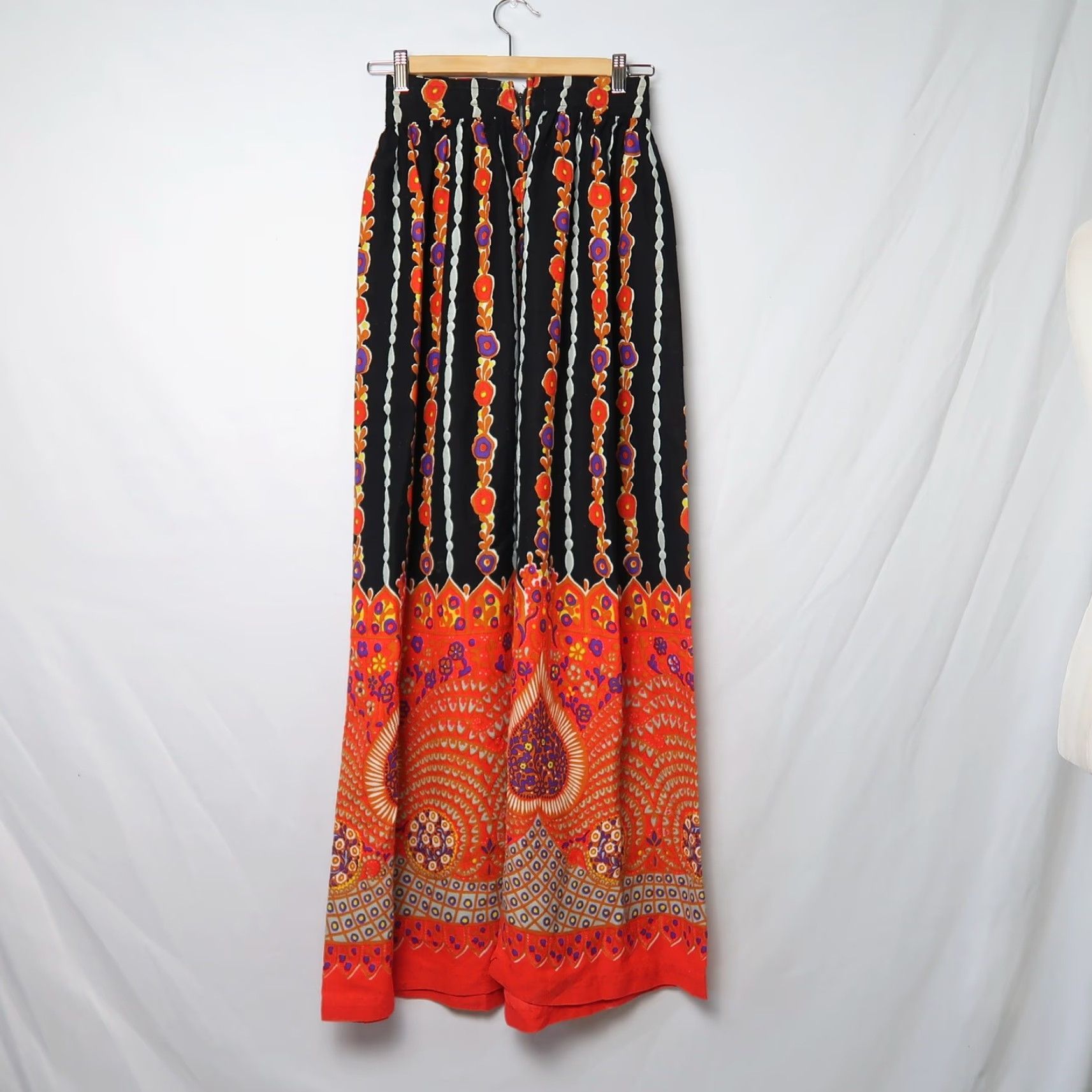 Vintage VINTAGE 70s bohemian floral barkcloth maxi skirt XS Black Purple Orange Casual Hippy 1970s Womens Size 42" / US 20 - 3 Thumbnail