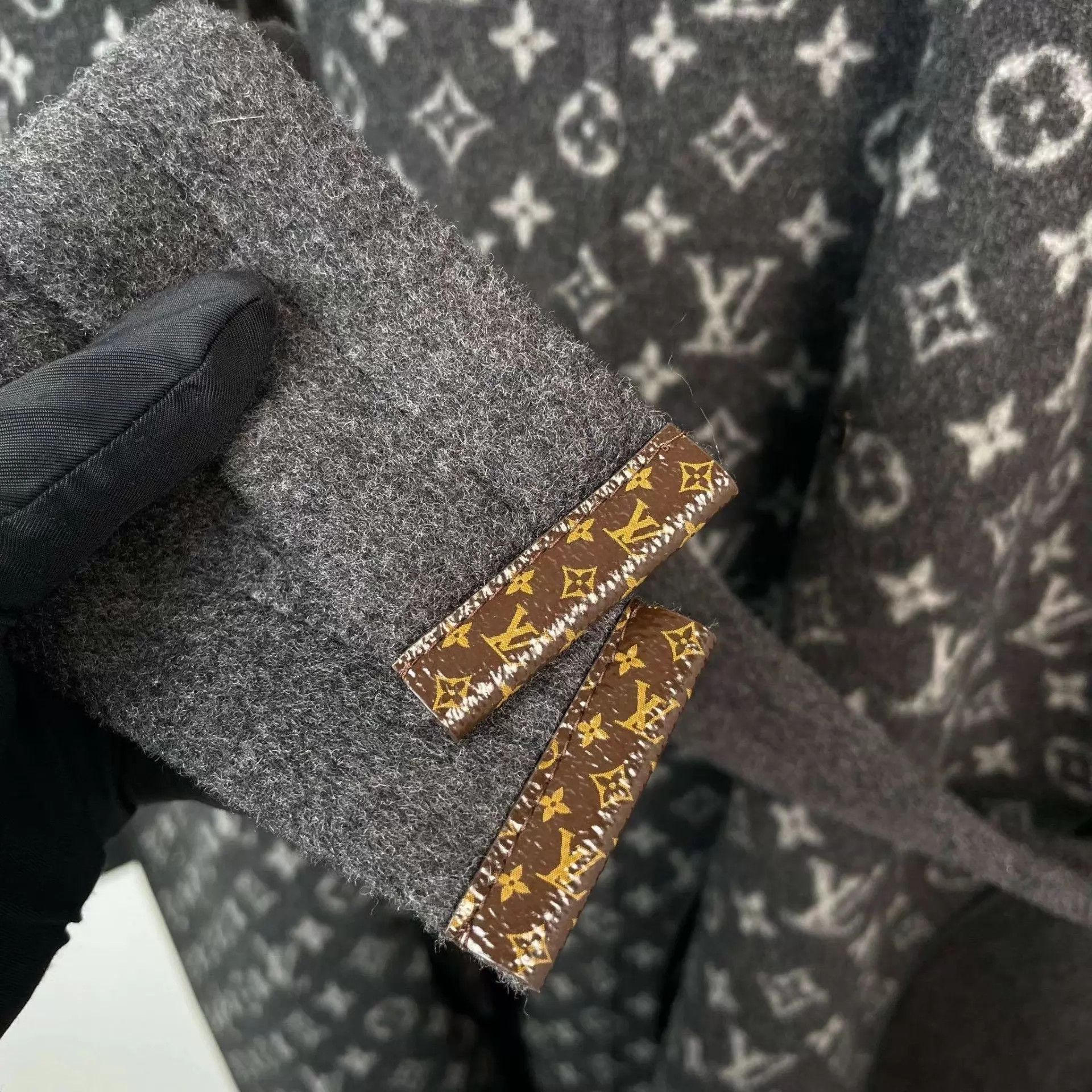 Louis Vuitton LV Cashmere Double-Breasted Hooded Coat Gray 36 Size XS / US 0-2 / IT 36-38 - 5 Thumbnail