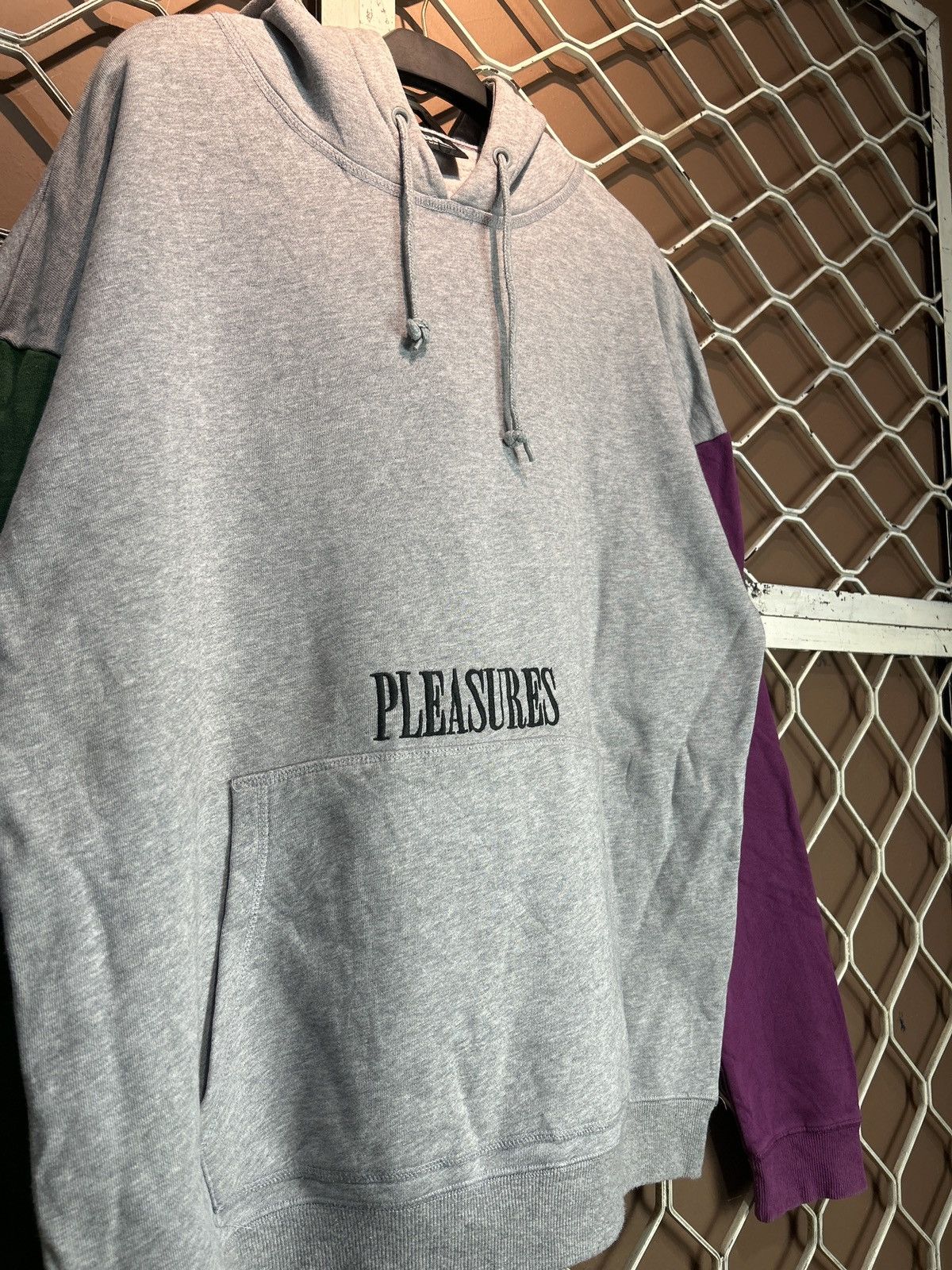 Pleasures Pleasures split color hoodie Size US M / EU 48-50 / 2 - 4 Thumbnail