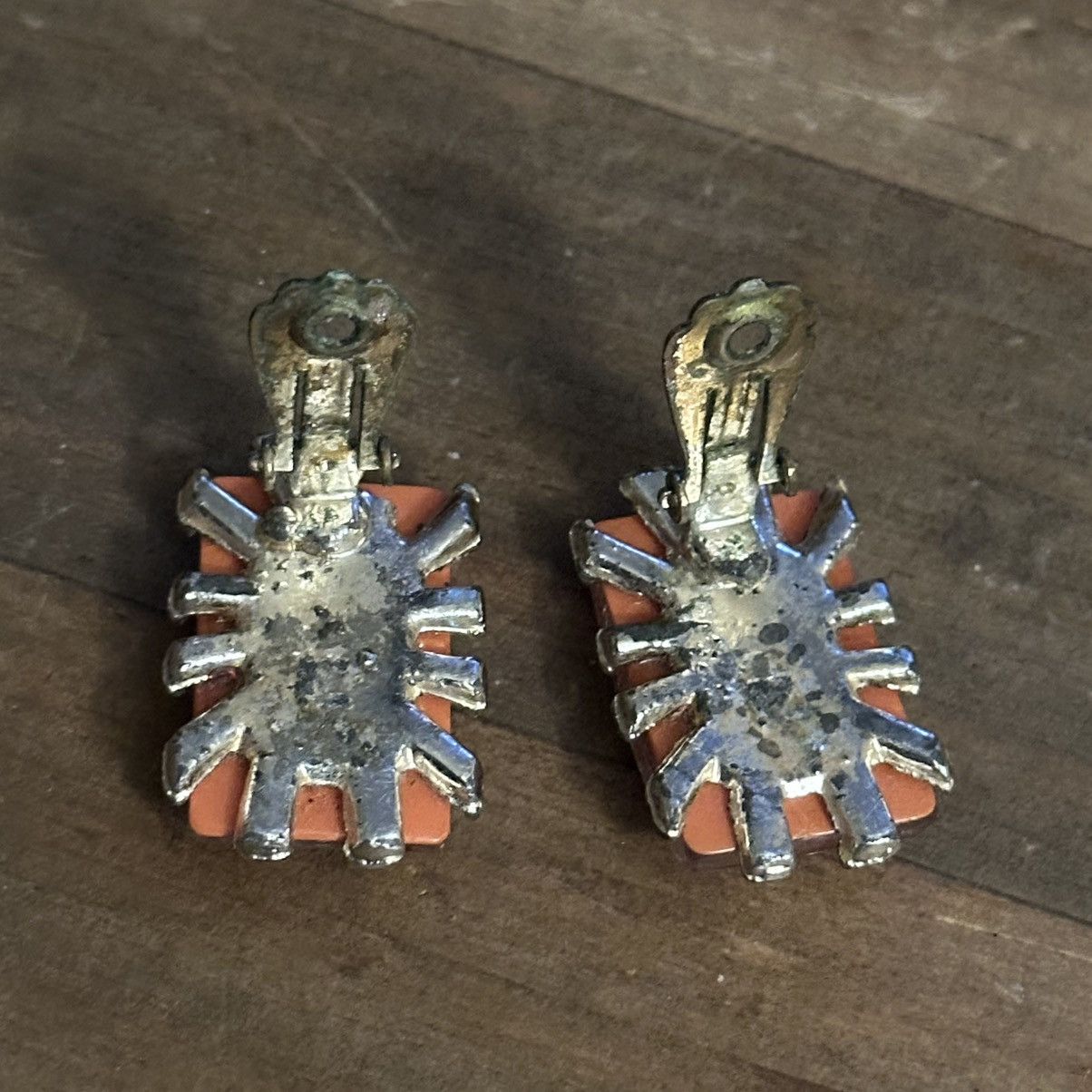 Vintage Vintage orange and gold confetti thermoset clip on earrings Size ONE SIZE - 4 Thumbnail