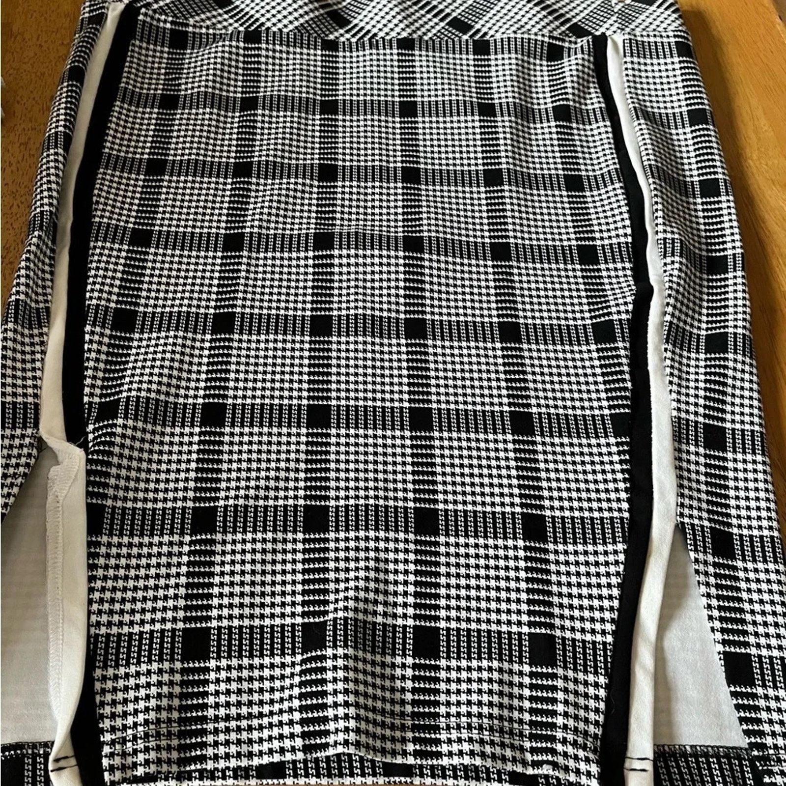 The Unbranded Brand Torrid skirt black and white, size1 (XL). Size 40" / US 18 - 1 Thumbnail