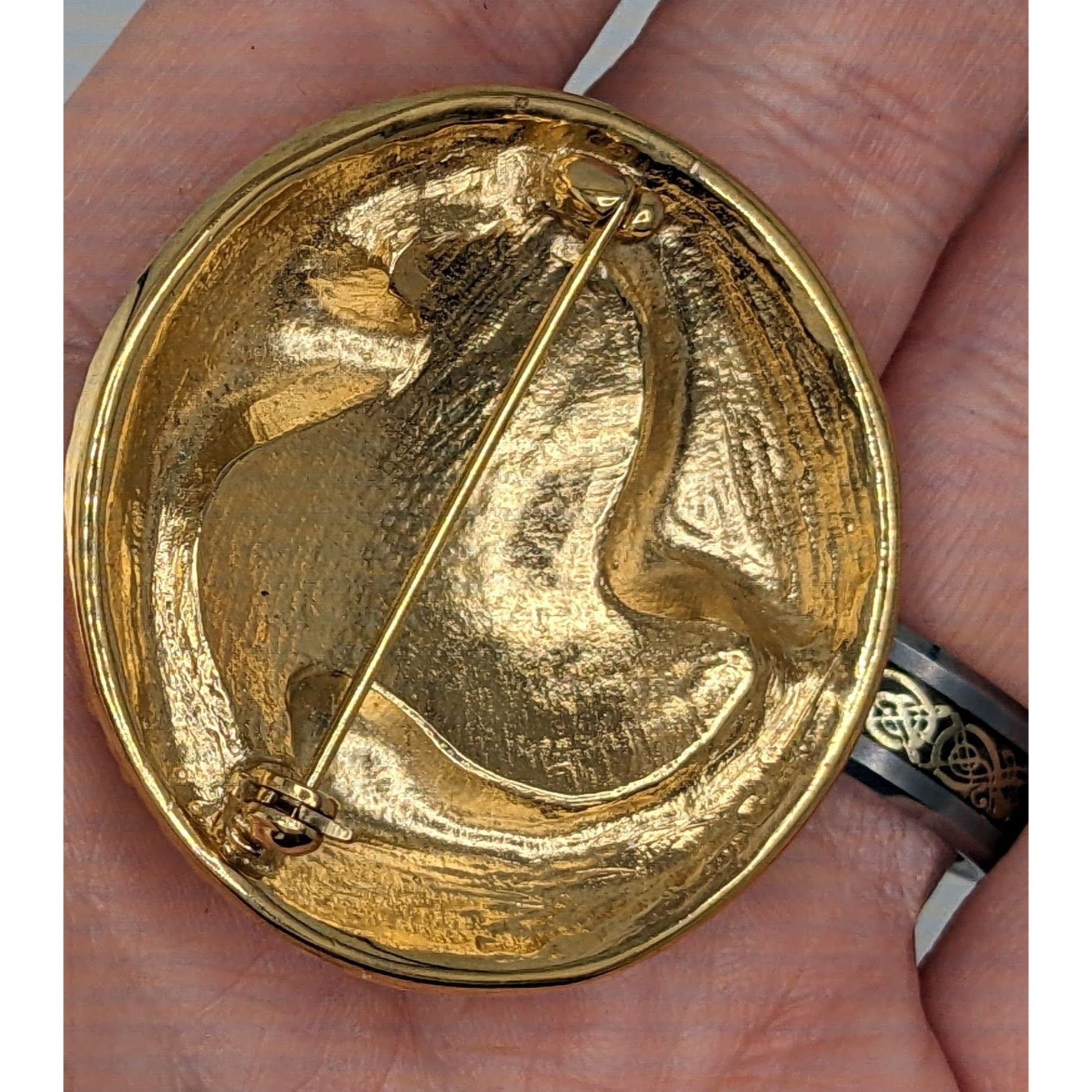 Other Vintage 1980s Gold & Black Enamel Round Brooch Pin With Leaf Size ONE SIZE - 5 Thumbnail