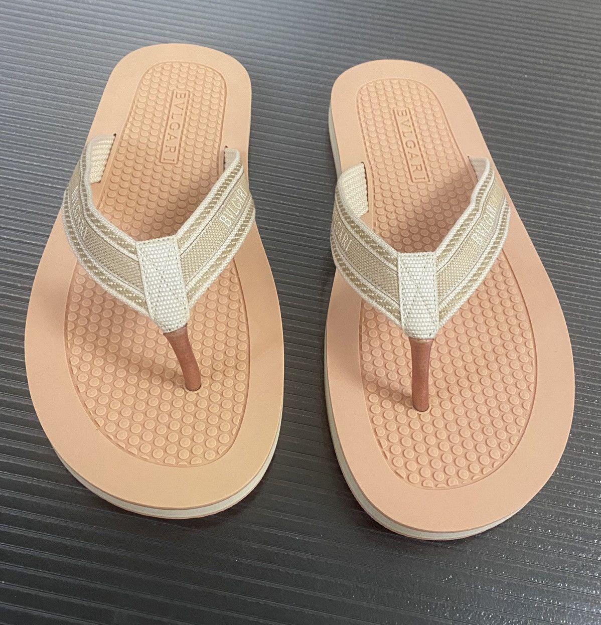 Bvlgari 🇮🇹 rose resort flip flop Unisex sandals 8 NEW