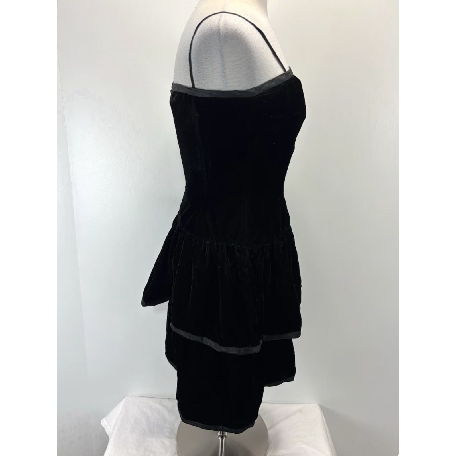 MAGGY LONDON VINTAGE Maggy London Velvet Peplum Dress Sz 10P Petite Black Cocktail 80s Womens Mens? Size L / US 10 / IT 46 - 6 Thumbnail