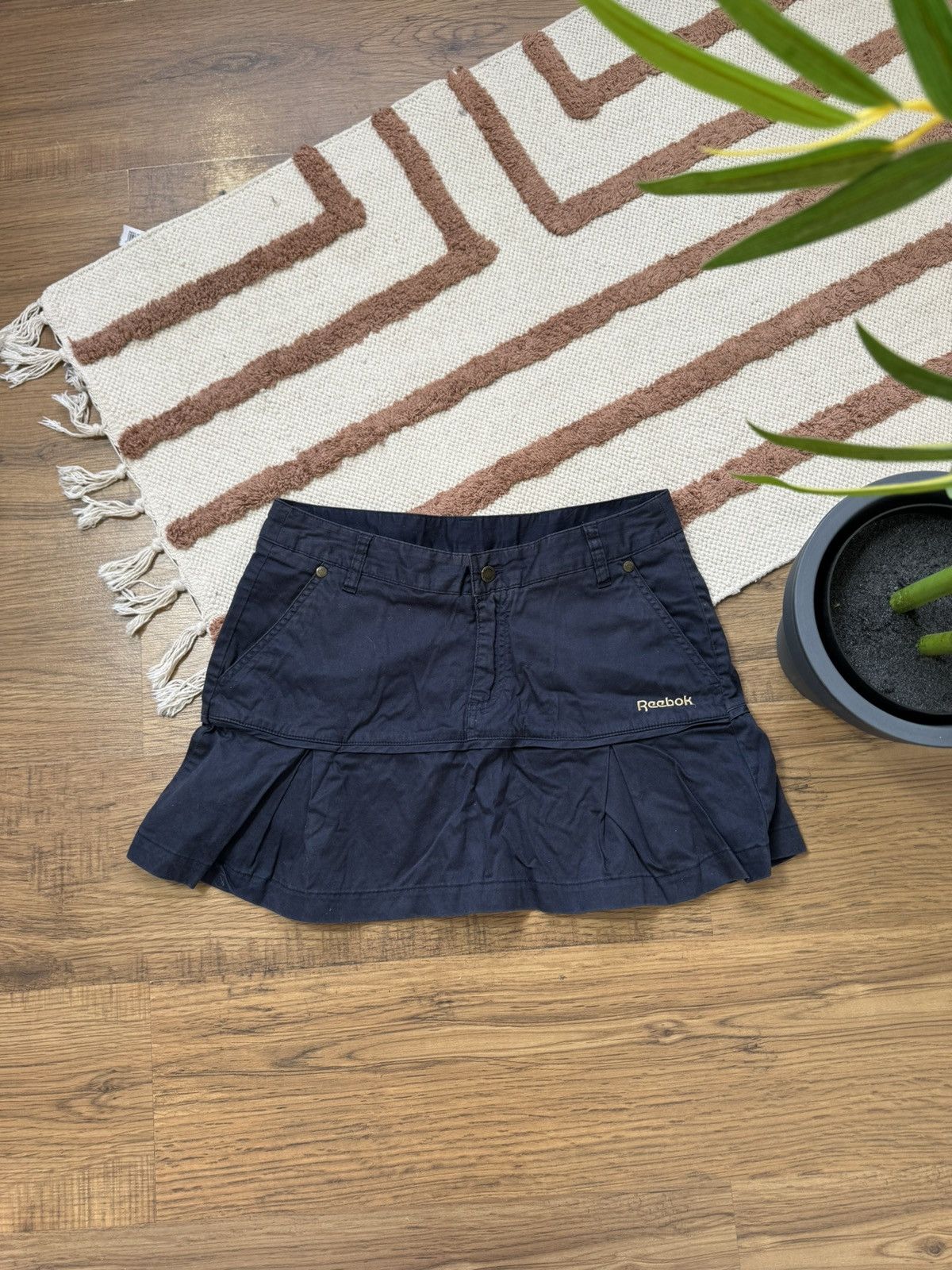 Reebok VINTAGE REEBOK 2000s AVANT GARDE MINI SKIRT Size 28" / US 6 / IT 42 - 1 Thumbnail