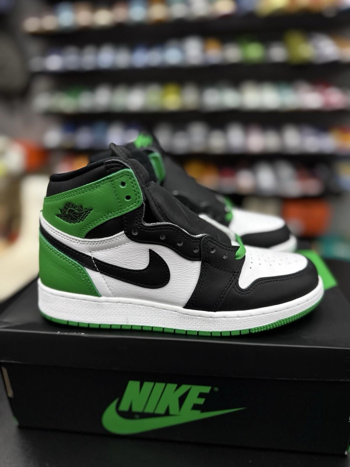 Jordan Brand Nike Air Jordan 1 Retro High OG "Lucky Green" (GS) 6Y/7.5W Size US 6 / EU 39 - 1 Thumbnail