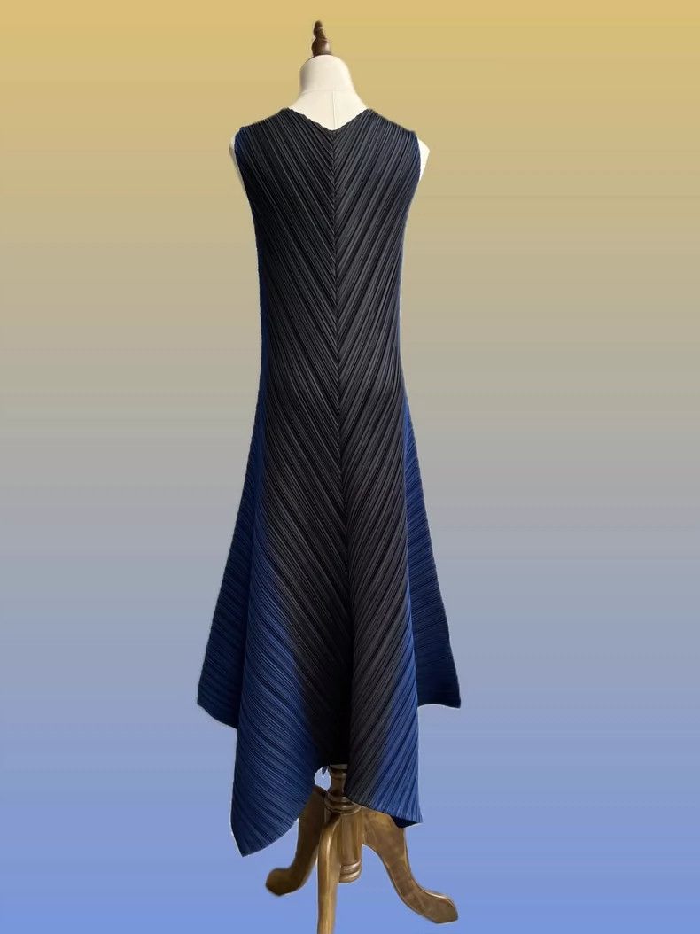 Issey Miyake Issey Miyake size:3 A deep blue to black gradient mainline Size S / US 4 / IT 40 - 8 Thumbnail
