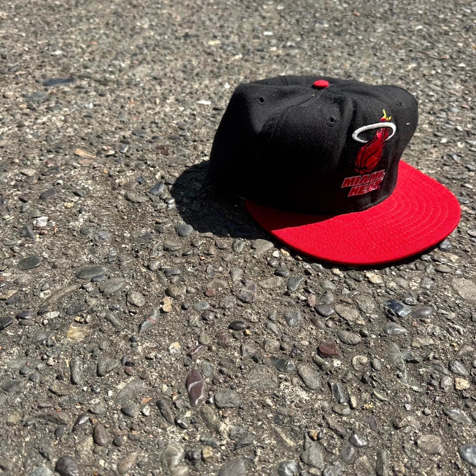 NBA Vintage NBA Miami Heat Fitted Hat – Size 7 1/4 Size 40 - 7 Thumbnail