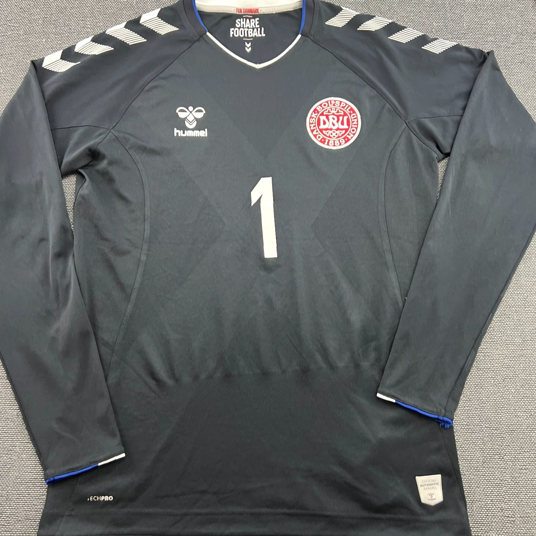 Hummel Hummel Denmark 2018 2019 Goalkeeper Football Jersey Mens Small Hummel Black Long Sleeve Round Neck Athletic Moisture Wicking Quick Dry Shirt Size US S / EU 44-46 / 1 - 3 Thumbnail