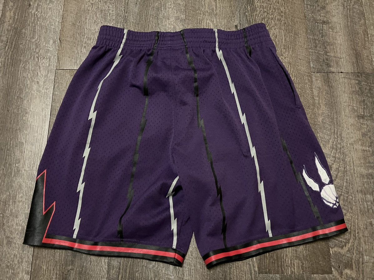 Mitchell & Ness Mitchell Ness Toronto Raptors Swingman Shorts Size Large Size US 36 / EU 52 - 2 Thumbnail