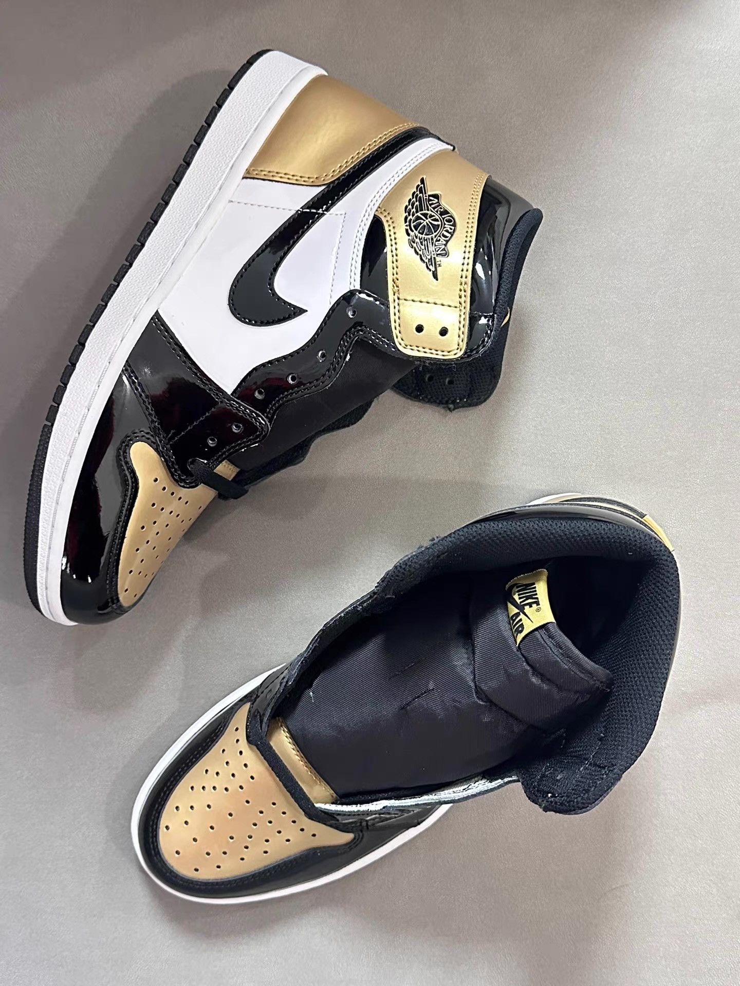 Nike AJ1 Black Gold Toe Ｑ20 Size US 10 / EU 43 - 2 Thumbnail