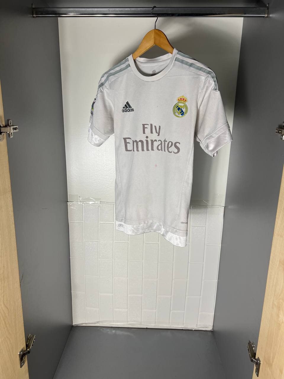 Adidas VINTAGE ADIDAS FC REAL MADRID SPAIN RETRO SOCCER JERSEY Y2K Size US S / EU 44-46 / 1 - 3 Thumbnail