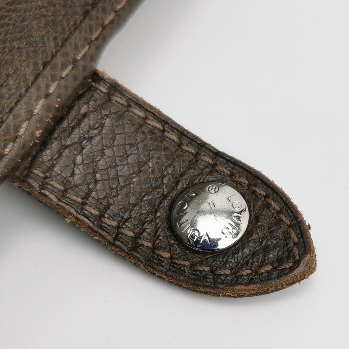 Louis Vuitton Louis Vuitton (LV) Cowhide Solid Color Flap Crossbody Bag - Size ONE SIZE - 4 Thumbnail