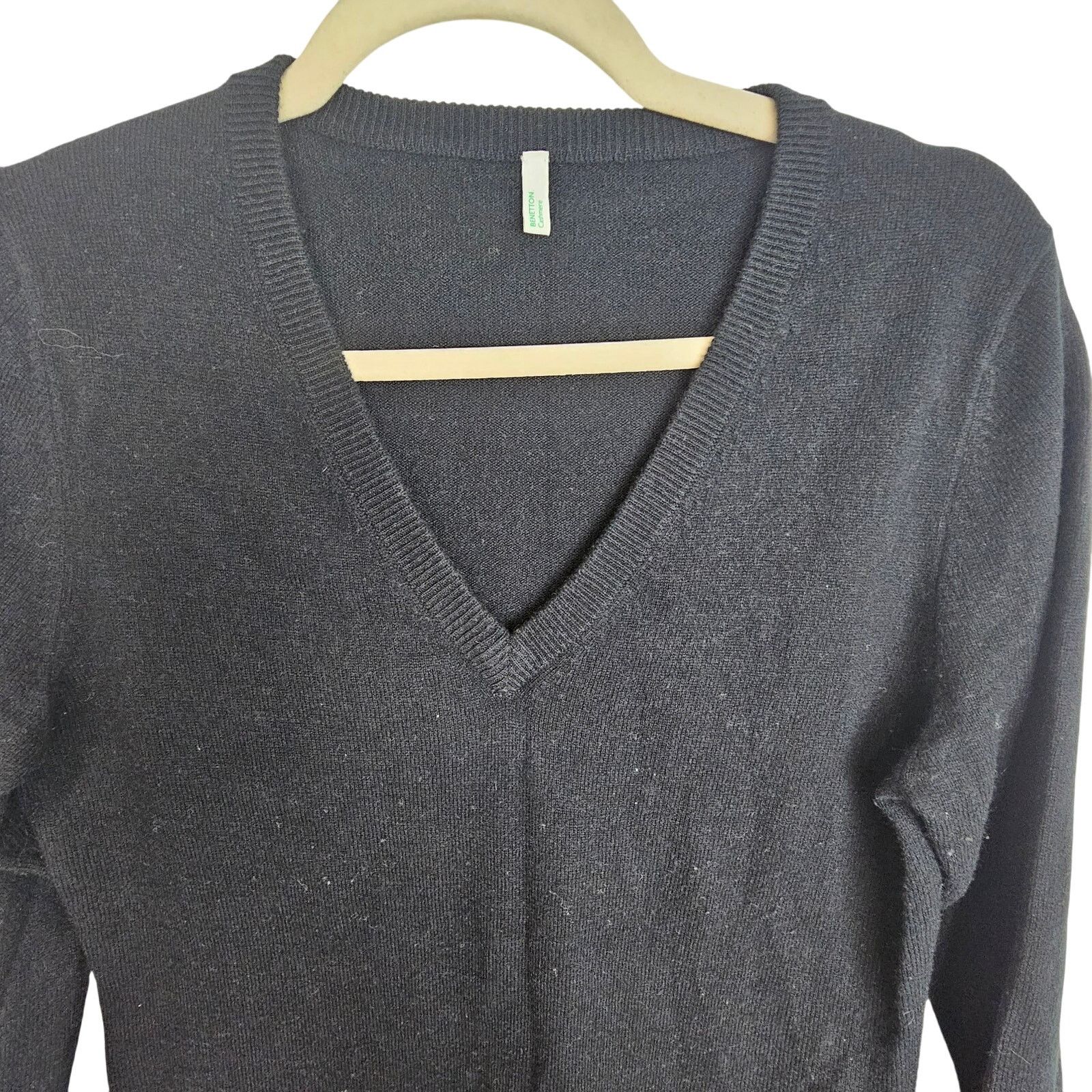 Benetton Benetton Cashmere Sweater Women S Black Vneck Pullover Size S / US 4 / IT 40 - 2 Thumbnail