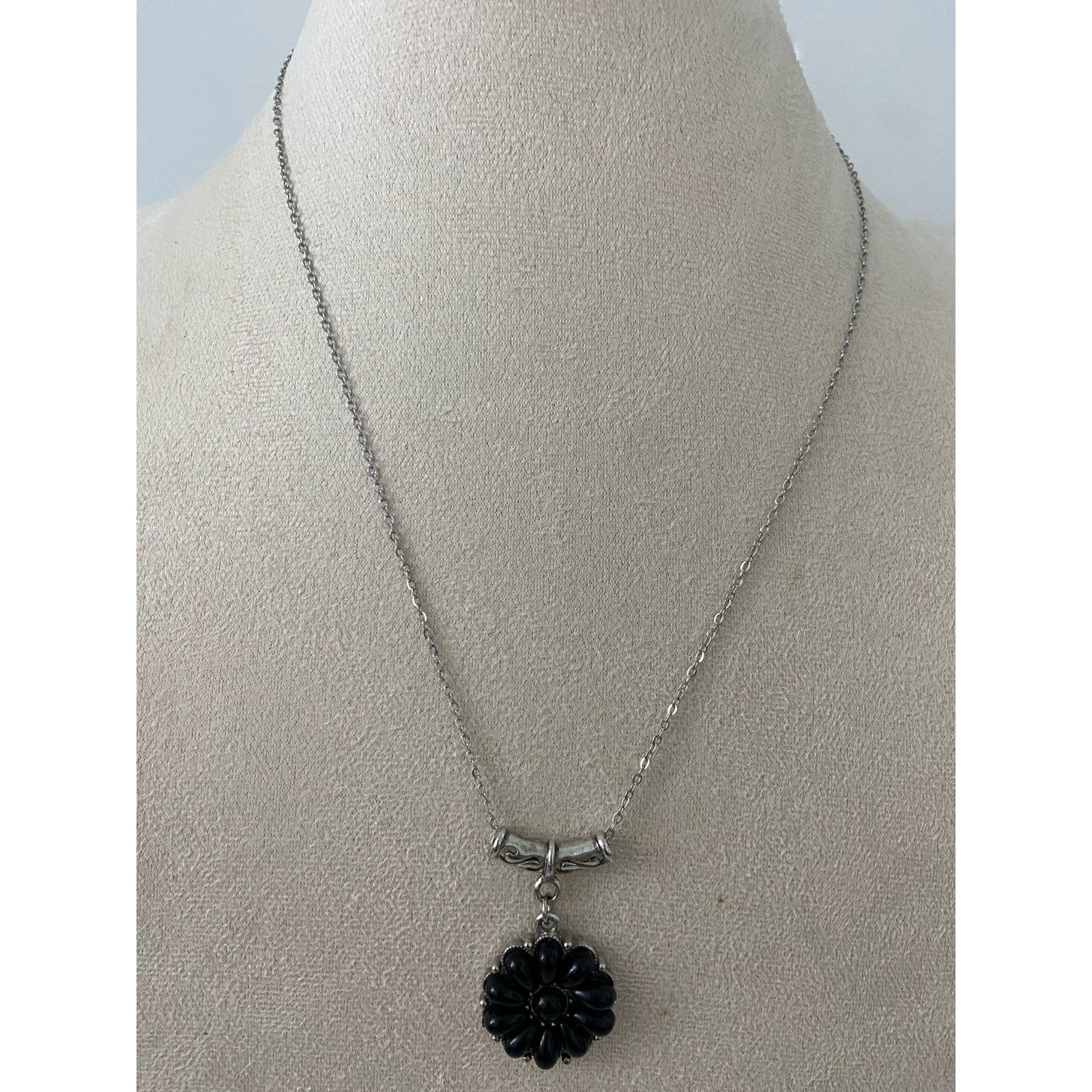 Other Black flower necklace Size ONE SIZE - 1 Thumbnail