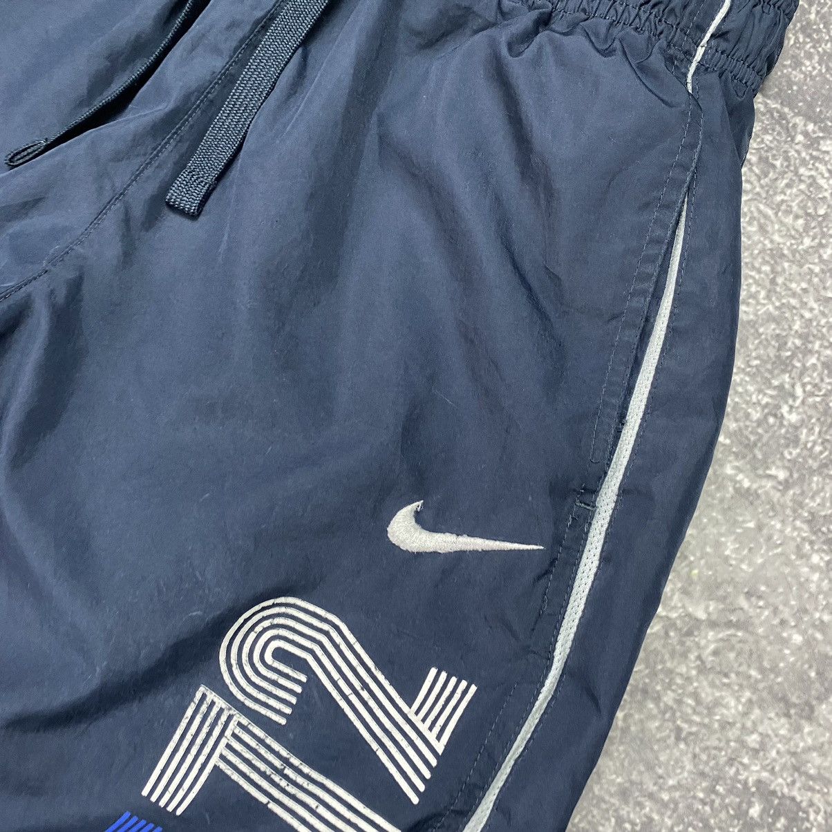 Vintage Vintage 00’s Nike Drill Y2k Nylon Big logo pants Size US 30 / EU 46 - 4 Thumbnail