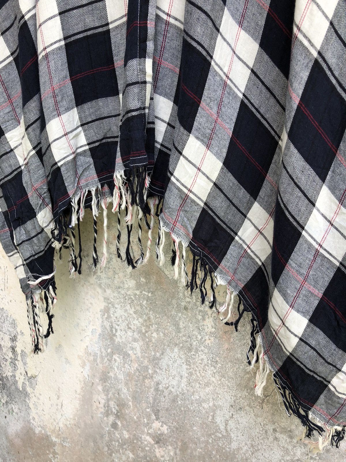 Japanese Brand × The Unbranded Brand Woman Plaid Shawl Laces Single Button Hood Poncho Size ONE SIZE - 3 Thumbnail