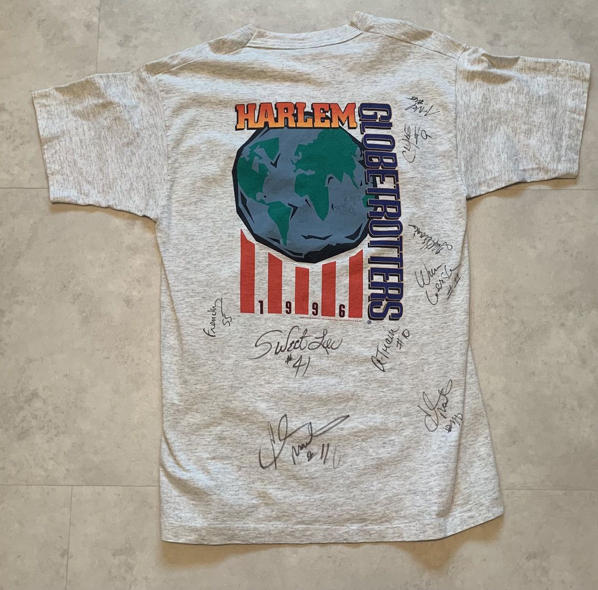 Vintage Signed Harlem Globetrotters tee 1996 tour Size US L / EU 52-54 / 3 - 1 Thumbnail