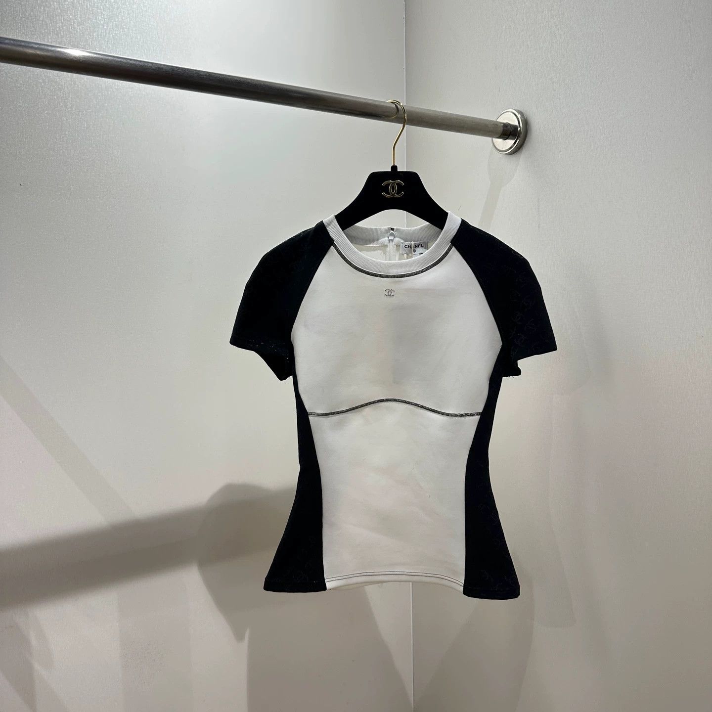 Chanel Chanel 24c Colorblock Subtle Logo S/S Tee EUR36 Size XS / US 0-2 / IT 36-38 - 1 Thumbnail