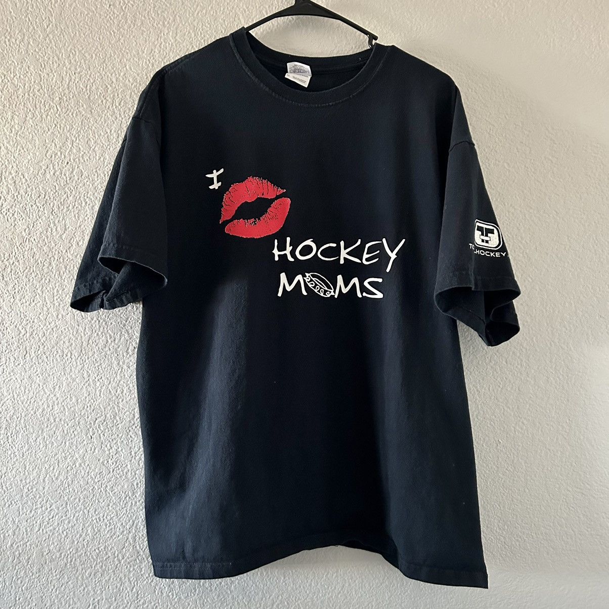 Gildan Y2K I Love Hockey Moms T-Shirt Men’s XL Size US XL / EU 56 / 4 - 1 Thumbnail