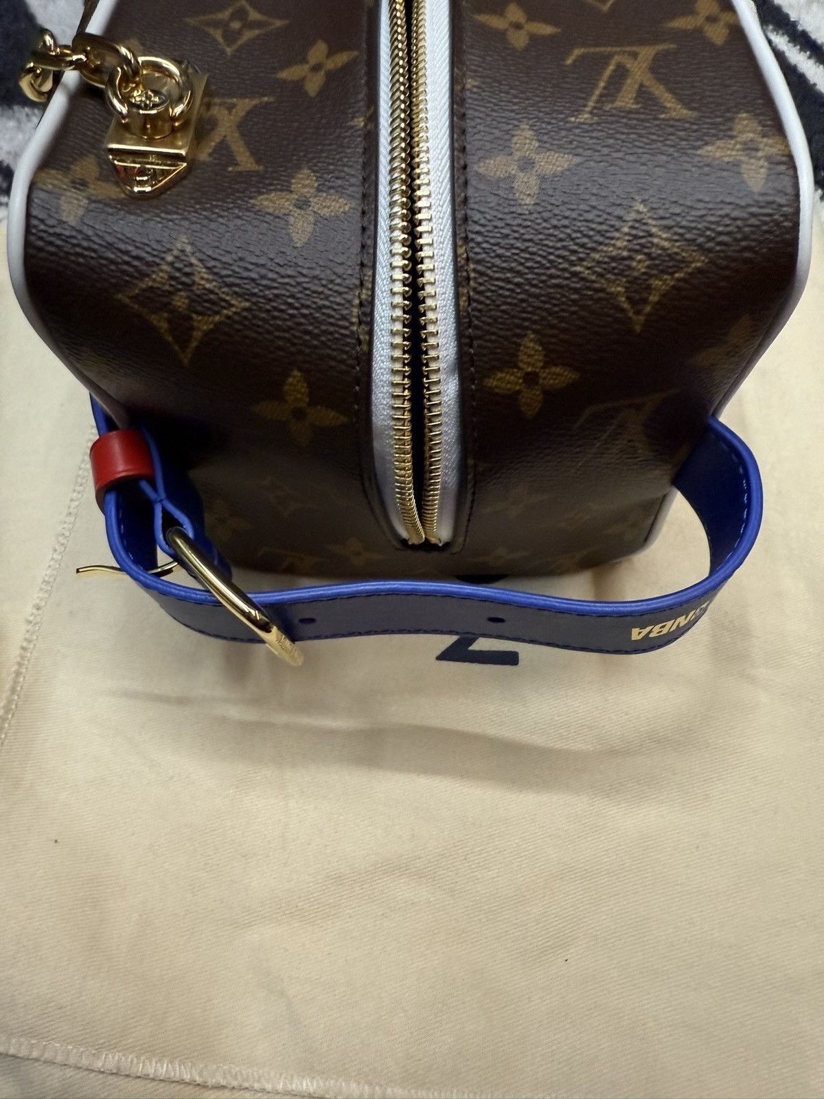 Louis Vuitton × NBA Louis Vuitton x NBA Cloakroom Dopp Kit Monogram Size ONE SIZE - 8 Thumbnail