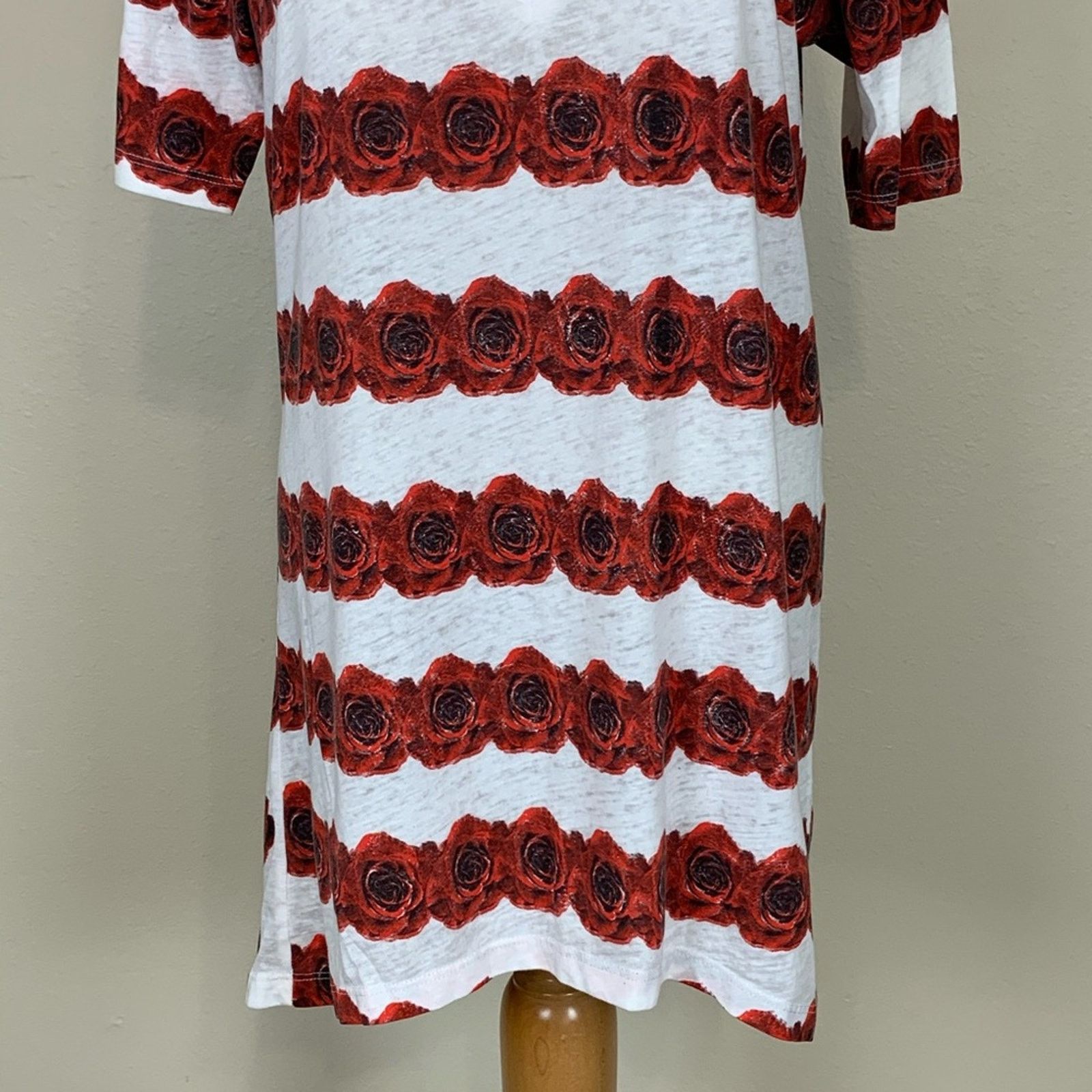Chaser Brand Chaser V Neck Rose Print Tunic T Shirt White Red Small Size S / US 4 / IT 40 - 4 Thumbnail