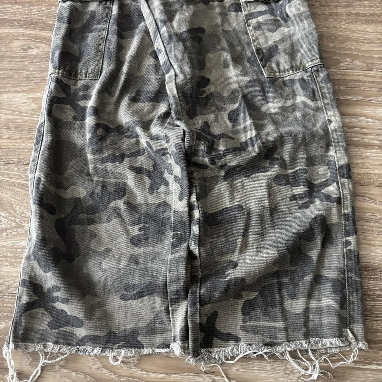 Japanese Brand Crazy Vintage Y2K/2000s Camo Skater Cargo Pants! 26x25 Size US 26 / EU 42 - 6 Thumbnail
