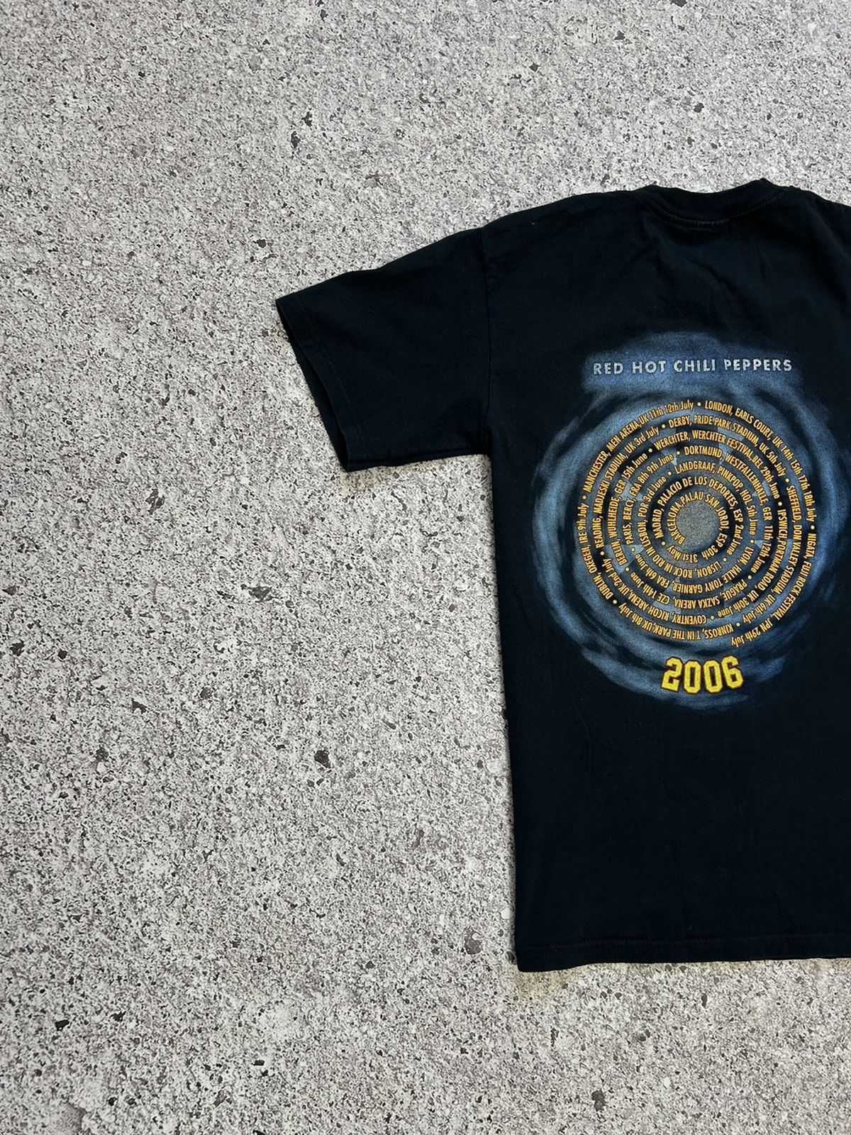 Band Tees × Vintage VTG 2006 Red Hot Chilli Peppers Tour Stadium Arcadium Tee Size US S / EU 44-46 / 1 - 7 Thumbnail